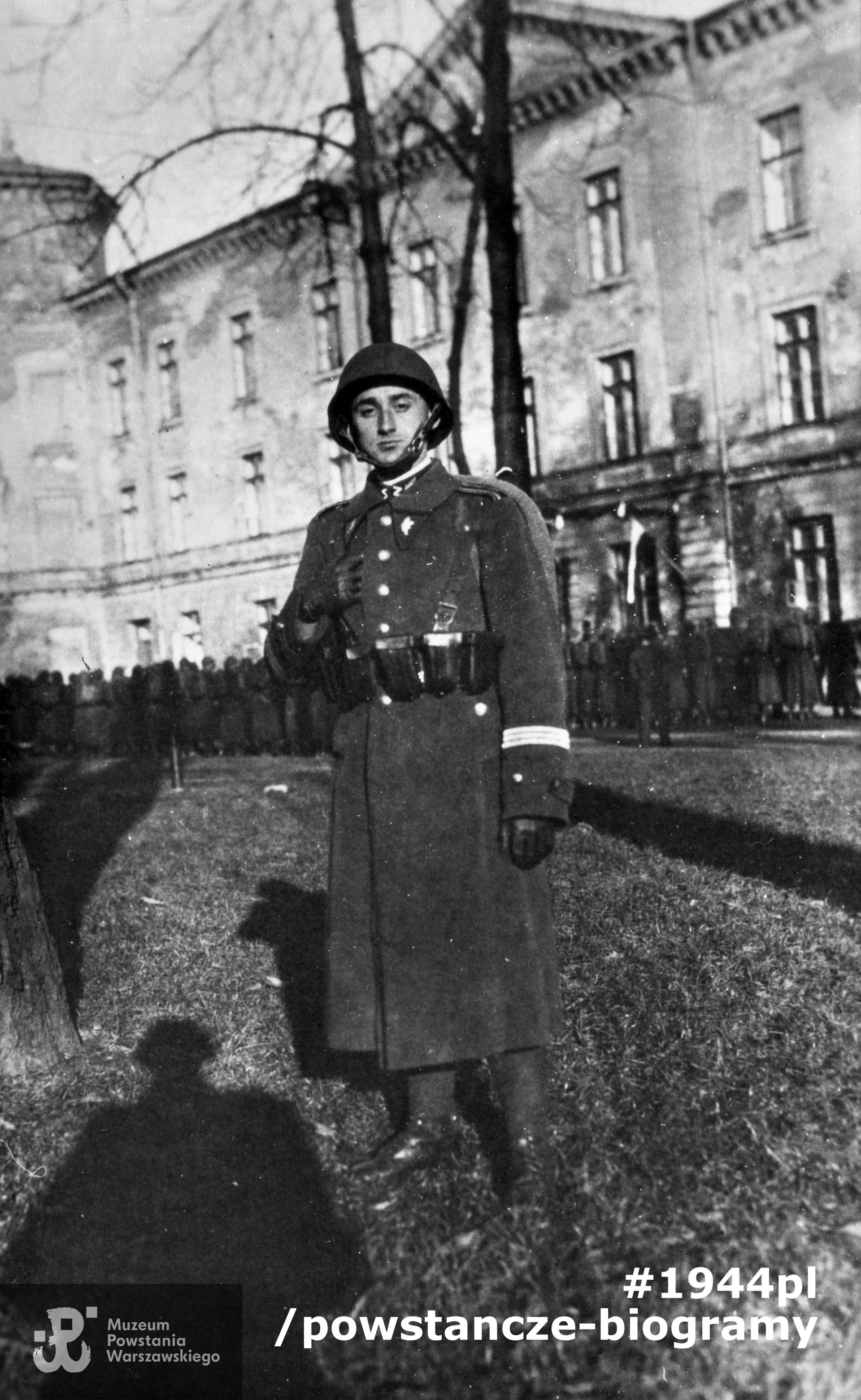 Tadeusz Mockałło, Warszawa, 1936 rok. W tle widoczny Zamek Ujazdowski, gdzie w latach 1922-1939  mieściła się  Wojskowa Szkoła Sanitarna (Szkoła Podchorążych Sanitarnych Zawodowych). Fot. ze zbiorów rodzinnych, udostępnił p. Witold Mockałło. Skany wykonano w Muzeum Powstania Warszawskiego w marcu 2022 r. 