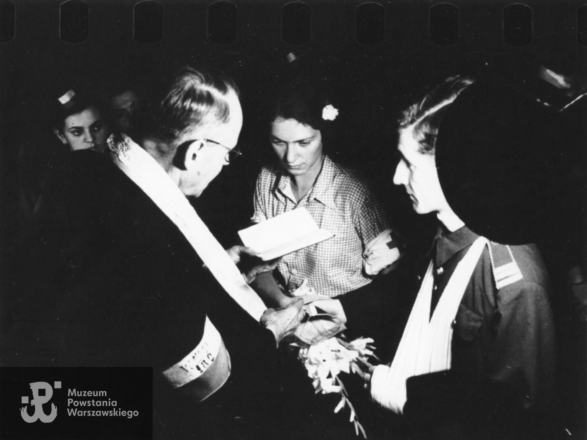 Powstanie Warszawskie, 13.08.1944 - ślub sanitariuszki Alicji Treutler „Jarmuż” i podchorążego Bolesława Biegi „Pałąka” udzielony przez ks. Wiktora Potrzebskiego „Corda” w kaplicy przy ulicy Moniuszki 11. Fot. ze zbiorów Muzeum Powstania Warszawskiego. Autorem  zdjęcia jest Eugeniusz Lokajski „Brok"