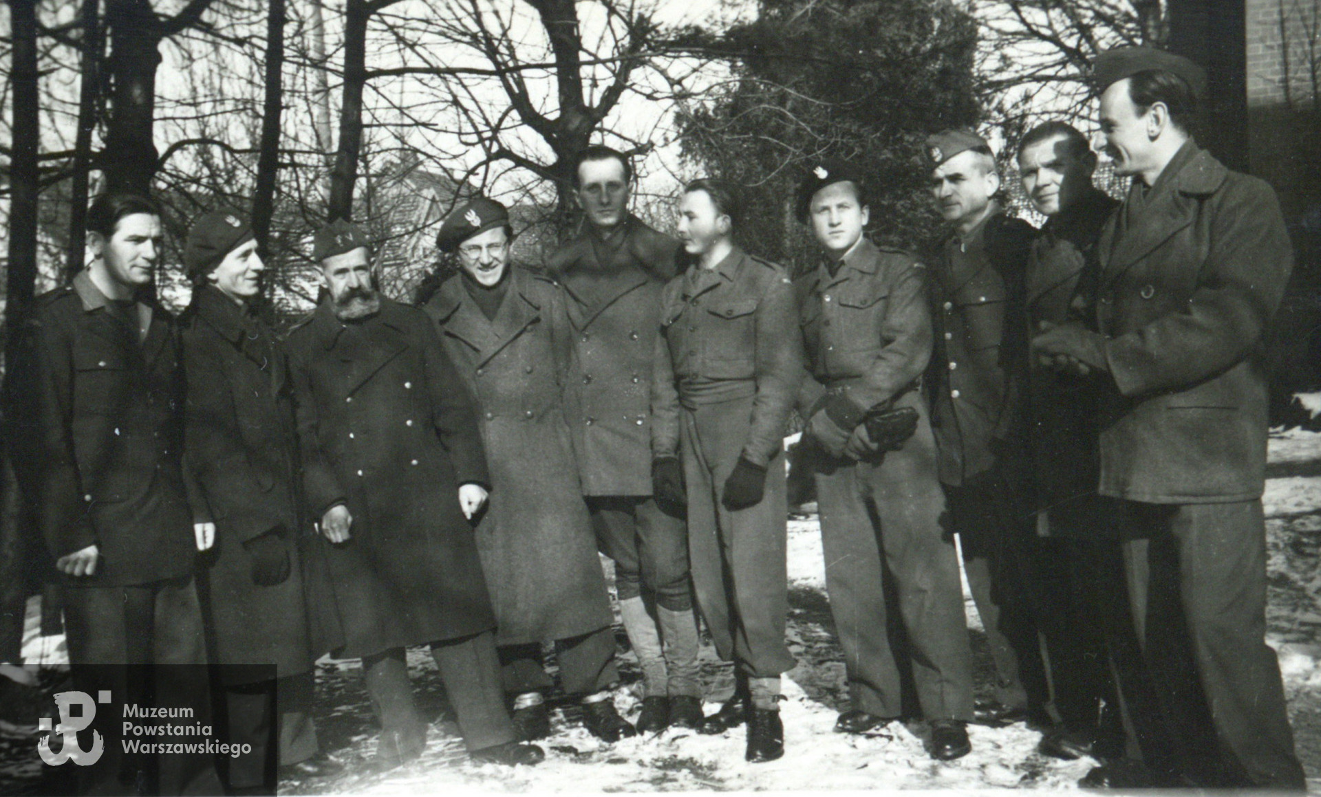 Fotografia pochodząca ze spuścizny po Zygmuncie Janie Raczyńskim ps. Zygmuś - żołnierze polscy  w Bad Harzburg, obóz w Harlingerode. Udostępnił p. Jerzy Raczyński, syn Powstańca.