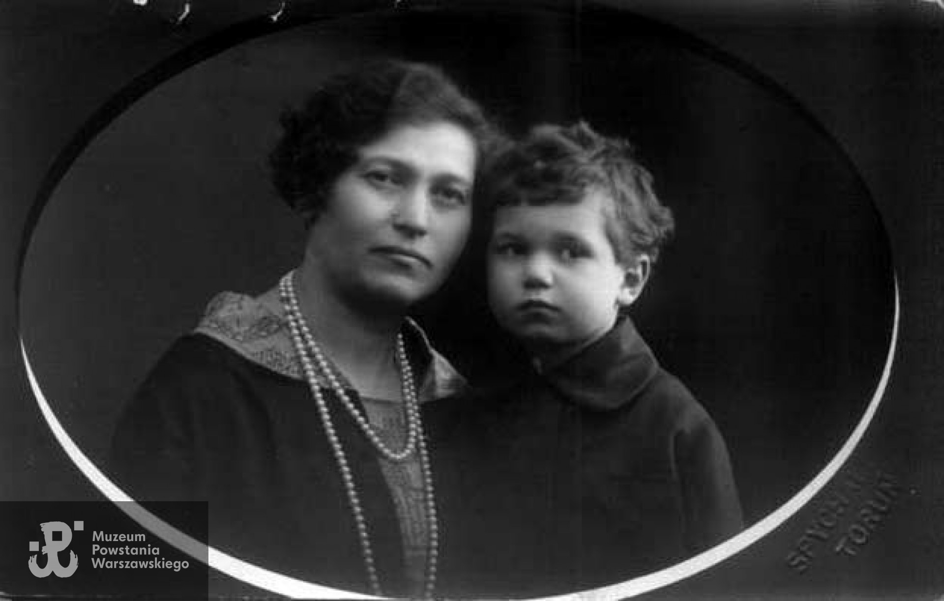 Ryszard Owsiany z matką. Zdjęcie ze zbiorów rodziny Zeidlerów, udostępnione przez  Mirosława Zeidlera (oprac. Jacek Paluchowski)