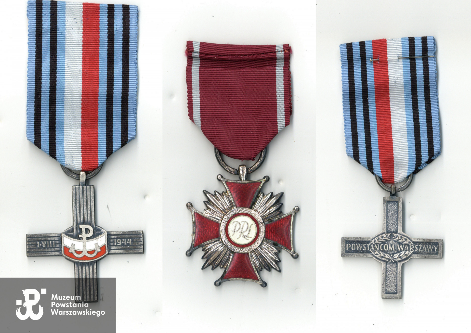 Warszawski Krzyż Powstańczy - awers i rewers, w środku Srebrny Krzyż Zasługi. Zbiory prywatne p. Włodzimierza Maczundera