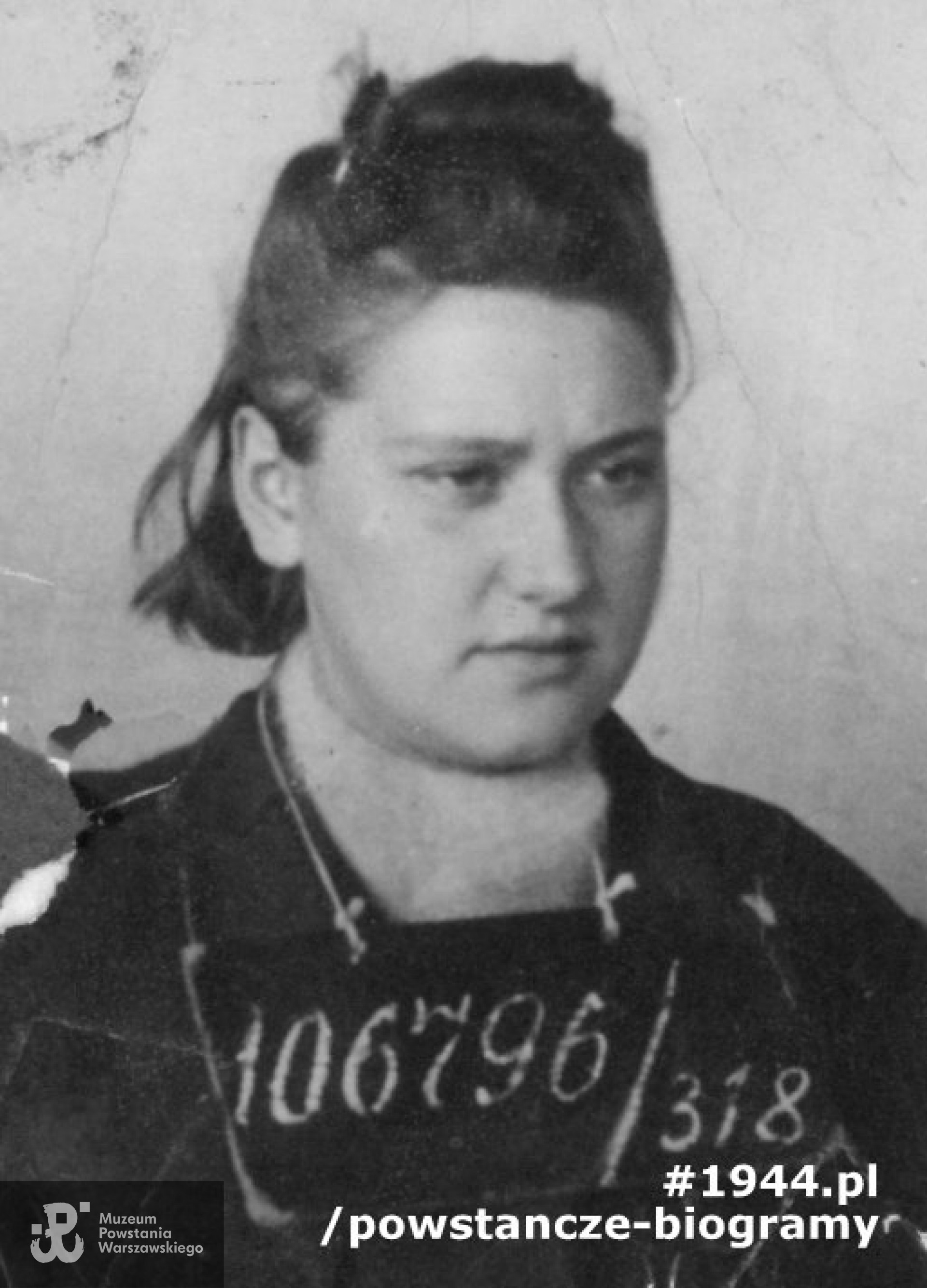 Fotografia przedstawiająca Hannę Strzałkowską (po wojnie Wajnert) wykonana po Powstaniu Warszawskim w obozie jenieckim,  najprawdopodobniej w Lamsdorf (patrz: numer 318 na tabliczce na zdjęciu) chociaż według ofiarodawczyni fotografia mogła być zrobiona w Stalagu Mühlberg. Ze zbiorów Muzeum Powstania Warszawskiego, sygn. P/5847/07