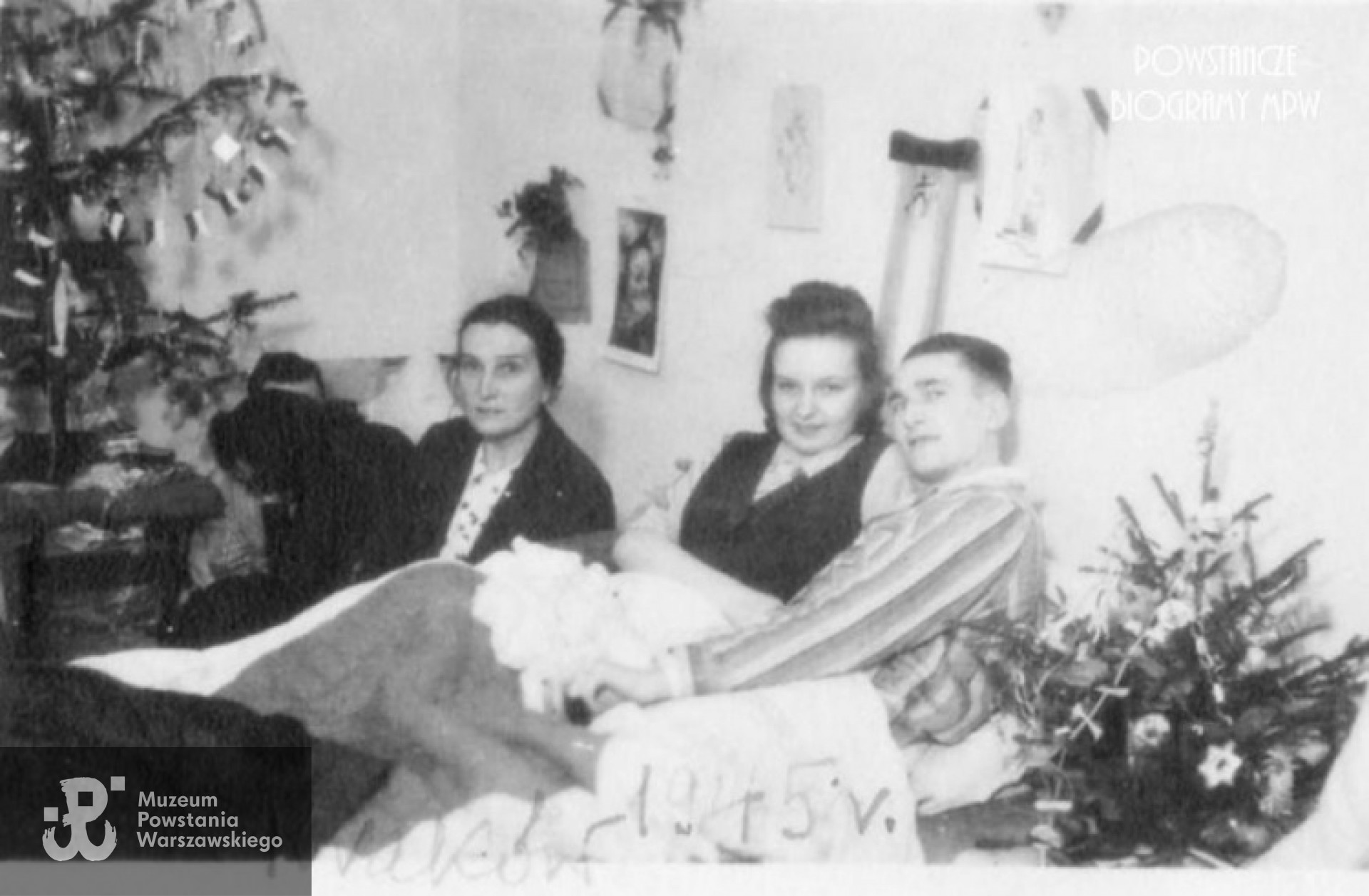 Rok 1945. Szpital w Krakowie. Pierwsza od lewej matka "Kruszynki". Fot. udostępnione przez Mariusza Olczaka.