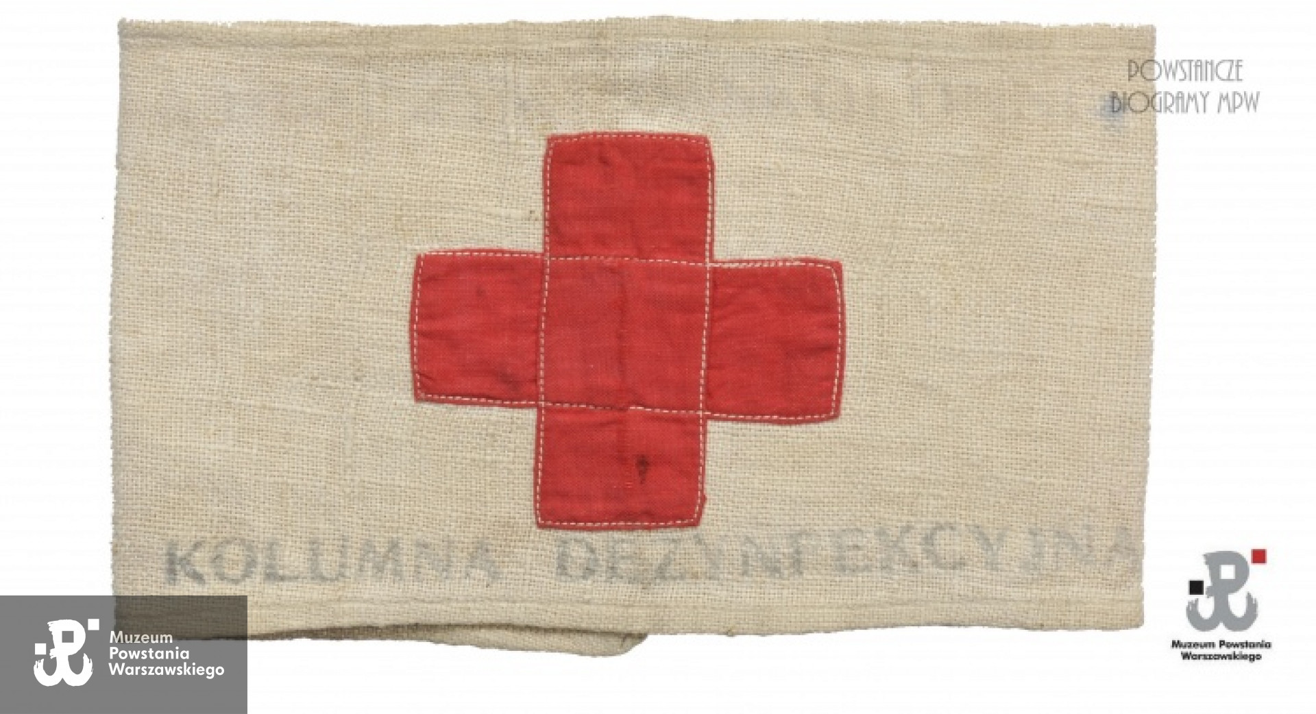 Należąca do Anny Rothenburg- Rościszewskiej opaska z kolumny dezynfekcyjnej ze zbiorów Muzeum Powstania Warszawskiego. Dar Anny Małgorzaty Rościszewskiej - Boremskiej.