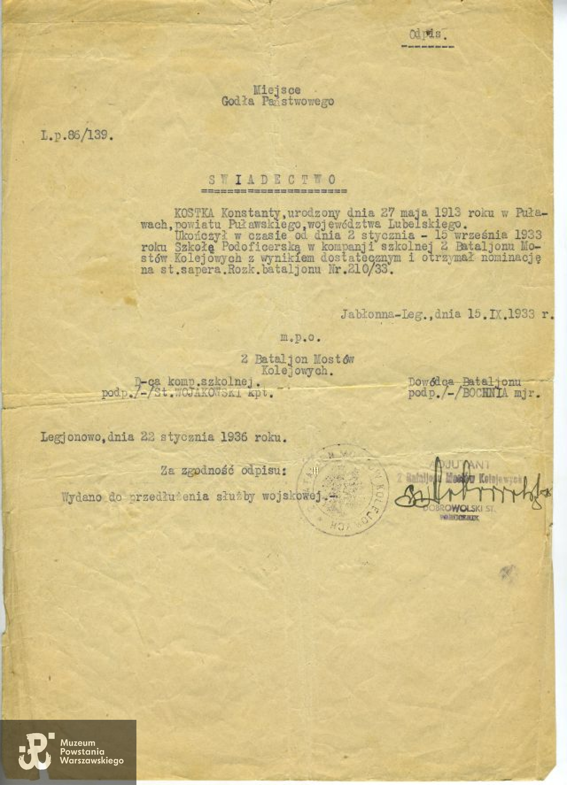 Dokument "Komisji Likwidacyjnej b. A.K" podpisany przez por. "Anodę" (Jan Rodowicz) i ppor. "Długiego" (Stanisław Sieradzki), potwierdzający udział kpt. Kostki w Powstaniu Warszawskim, otrzymane odznaczenia oraz rany.