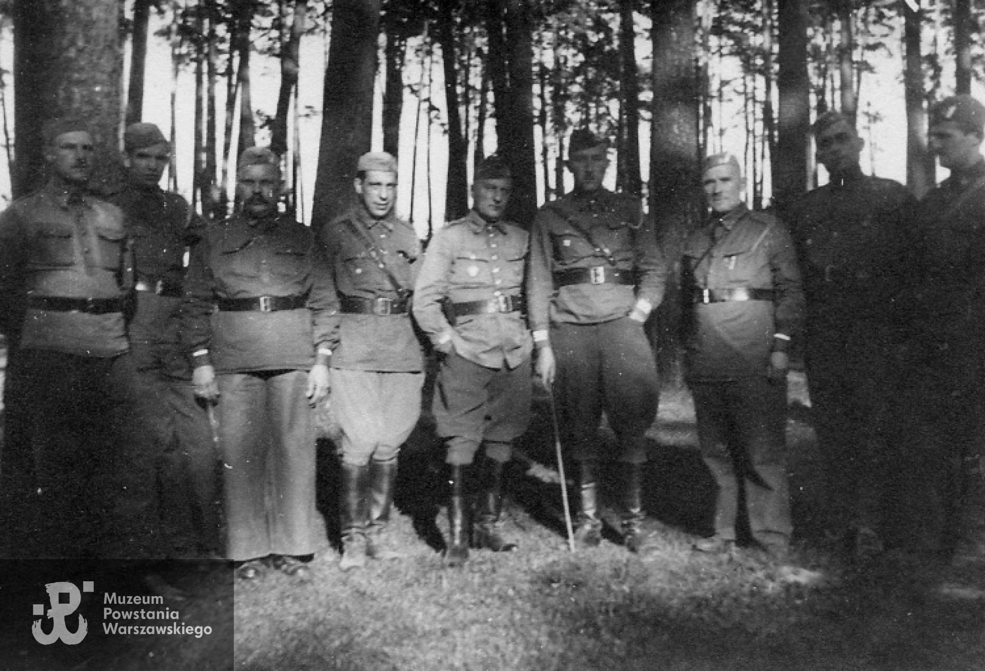 Ćwiczenia rezerwy Wojska Polskiego, rok 1938  lub 1939. Janusz Okolski stoi czwarty od prawej.