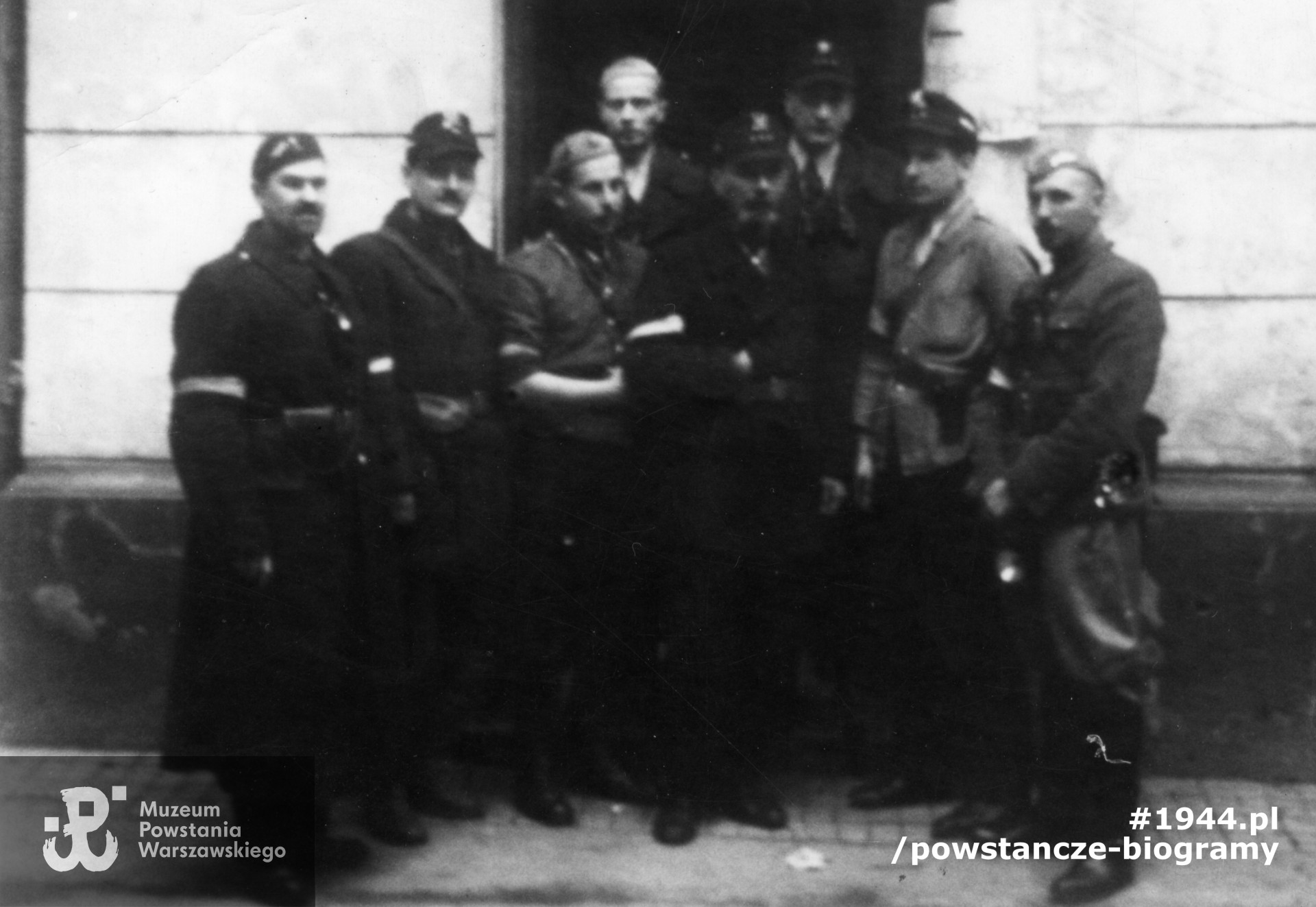 Fotografia z Powstania Warszawskiego. Powiśle. Oficerowie kompanii "Lewar" - zgrupowanie "Krybar". Fot. ze zbiorów Muzeum Powstania Warszawskiego, sygn. MPW-IK/2819  

