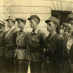 Fotografia wykonana w czasie Powstania Warszawskiego przedstawiająca żołnierzy 