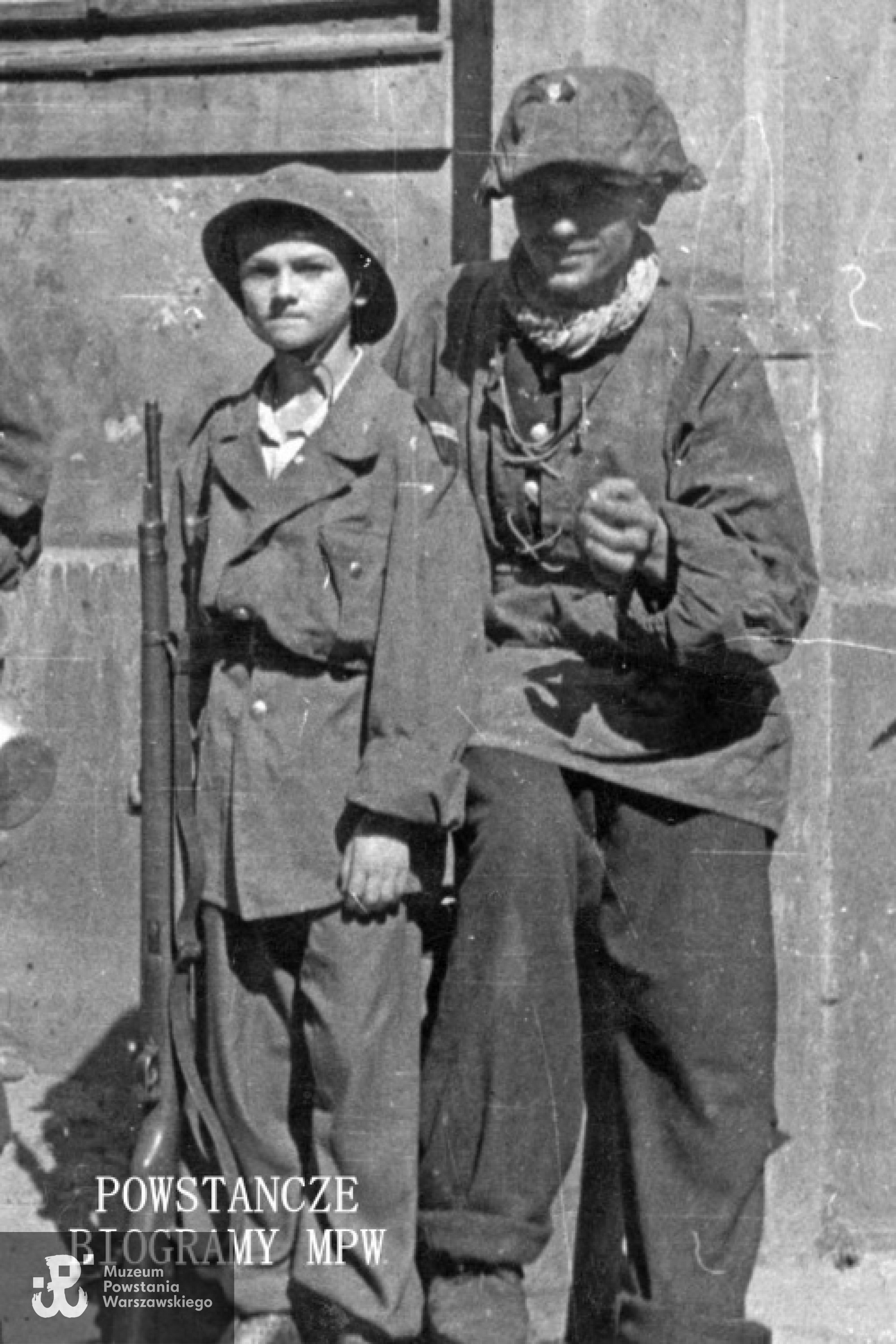 Powstanie Warszawskie, 2.09.1944 r. Śródmieście rejon ul. Wareckiej. Kapral "Warszawiak" Witold Modelski, za nim - w "panterce" - "Arab" Wiesław Kalinowski - obaj polegną na Górnym Czerniakowie. Powiększony fragment zdjęcia o sygn. MPW-IK/2016. Autor Andrzej Ancuta. Ze zbiorów Muzeum Powstania Warszawskiego