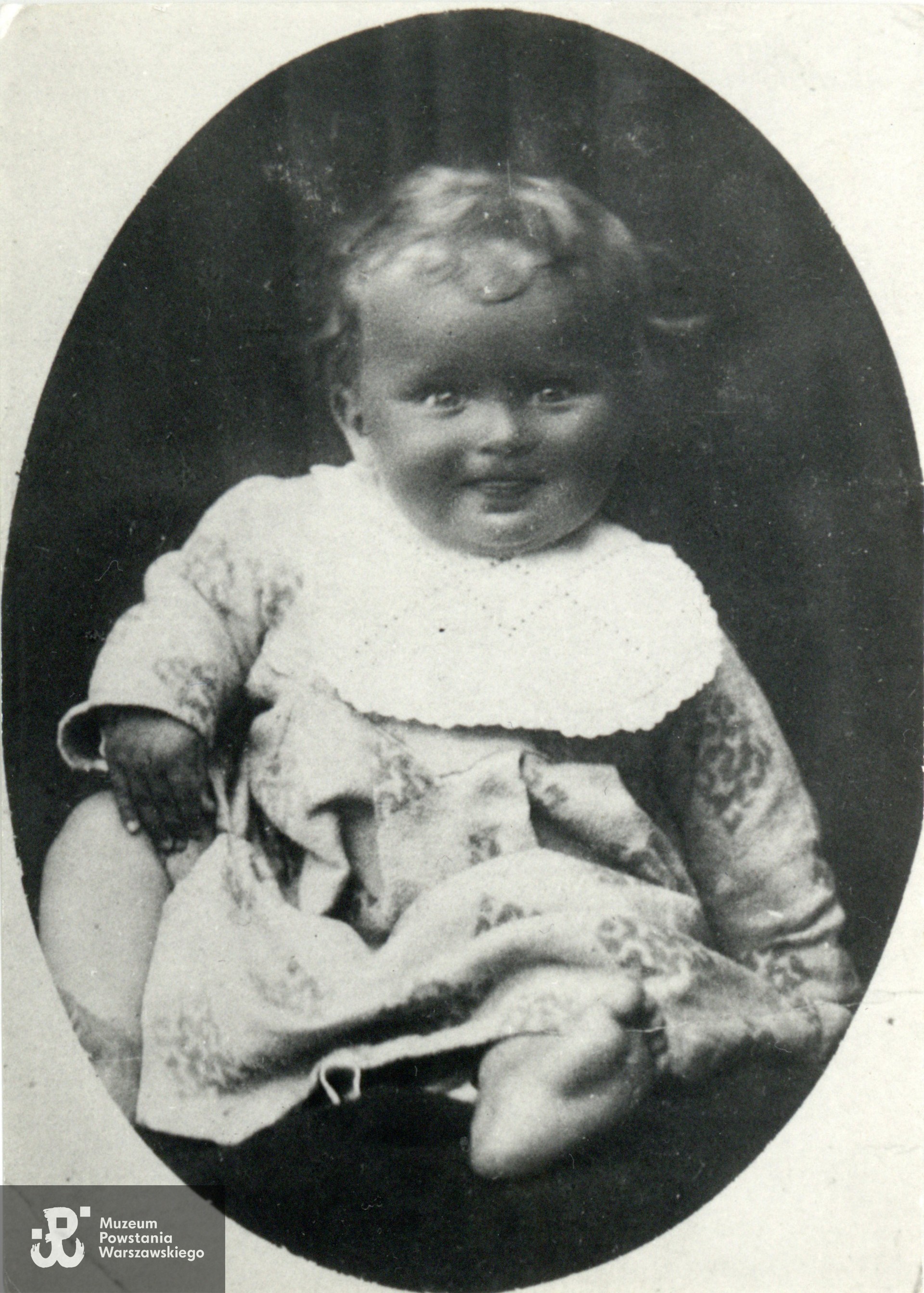 Halina Rutkowska "Mała", lata 20-te XX w. (1926/1927).  Fot. ze zbiorów prywatnych Pani Haliny Rogozińskiej z domu Rutkowskiej. Skany wykonano w Muzeum Powstania Warszawskiego, 11/2024. 