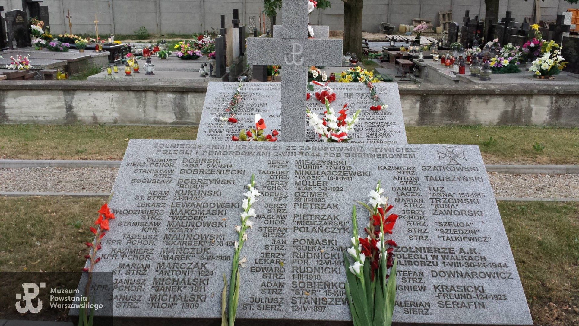 Mogiła zbiorowa żołnierzy Powstania Warszawskiego na Cmentarzu Wawrzyszewskim, gdzie został błędnie upamiętniony jako poległy.
