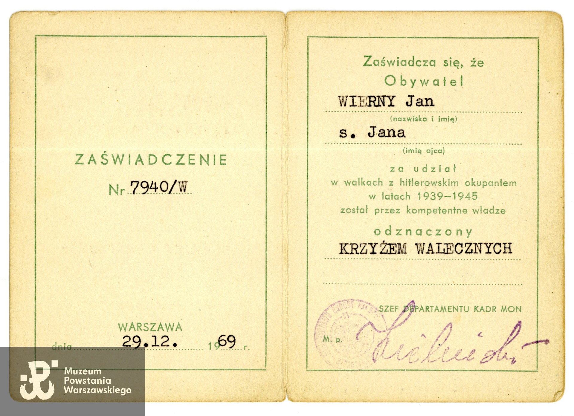 Legitymacja odznaczeniowa - Krzyż Walecznych. Ze zbiorów rodzinnych p. Joanny Lechowicz, córki Powstańca. Skany wykonano w Muzeum Powstania Warszawskiego wiosną 2025 r. 