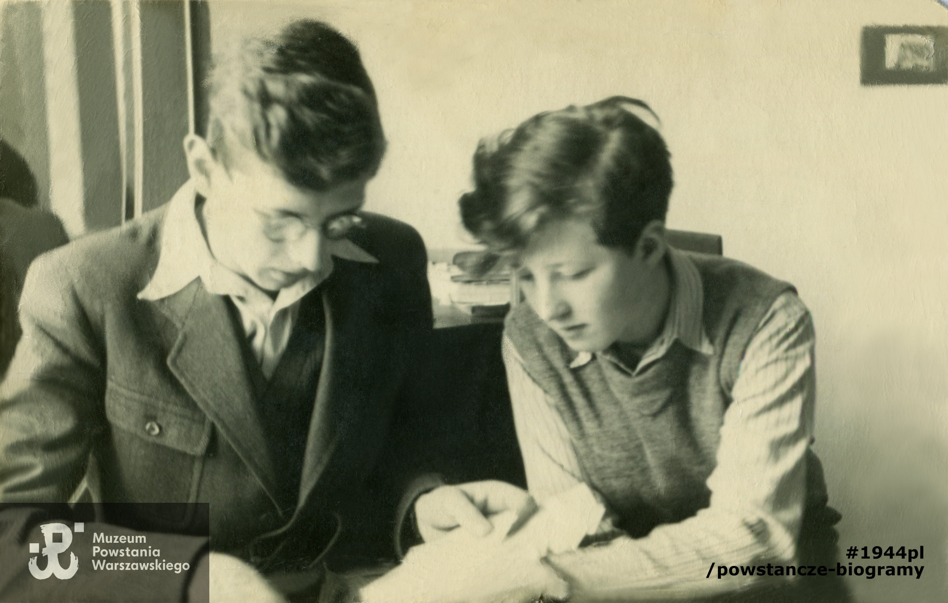 Irena (na zdjęciu po prawej) ze starszym o rok  bratem Ryszardem. Ryszard Glass został aresztowany przez Niemców w lipcu 1944 roku. Nie wziął udziału w Powstaniu Warszawskim.  Zginął zamordowany w grudniu 1944 r. w KL Gross-Rosen (niem. Groß-Rosen). Fot. ze spuścizny po  Pani Irenie Glass,  udostępniła  p. Monika Pakuła. Skany wykonano w Muzeum Powstania Warszawskiego w październiku 2021 r.
