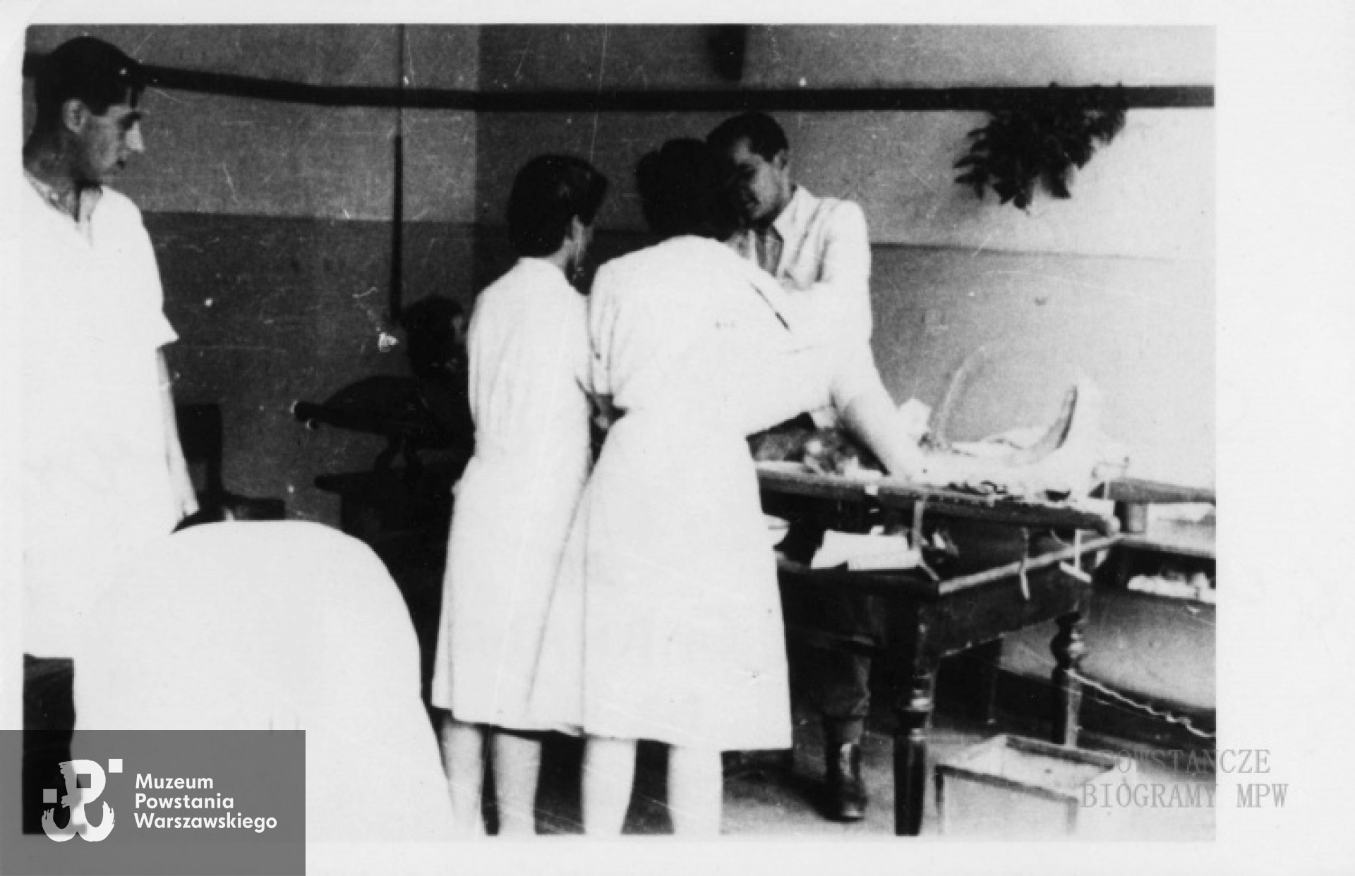 Szpital polowy nr 104 przy ul. Czarnieckiego 49 - dr Szulc i dr Ludwik Garmada. Opis z tyłu zdjęcia: <i>szpital Czarnieckiego - Mirka Sosnowska.</i> Fot. z archiwum rodzinnego Wandy Staniszewskiej z d. Ciamulskiej ps. "Janka"