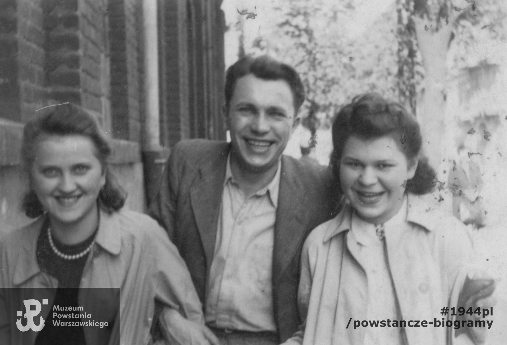 Hanna pierwsza z prawej strony. Brak opisu na temat pozostałych osób znajdujących się na zdjęciu. Fotografia z kolekcji prywatnej, udostępnił Patryk Stefański