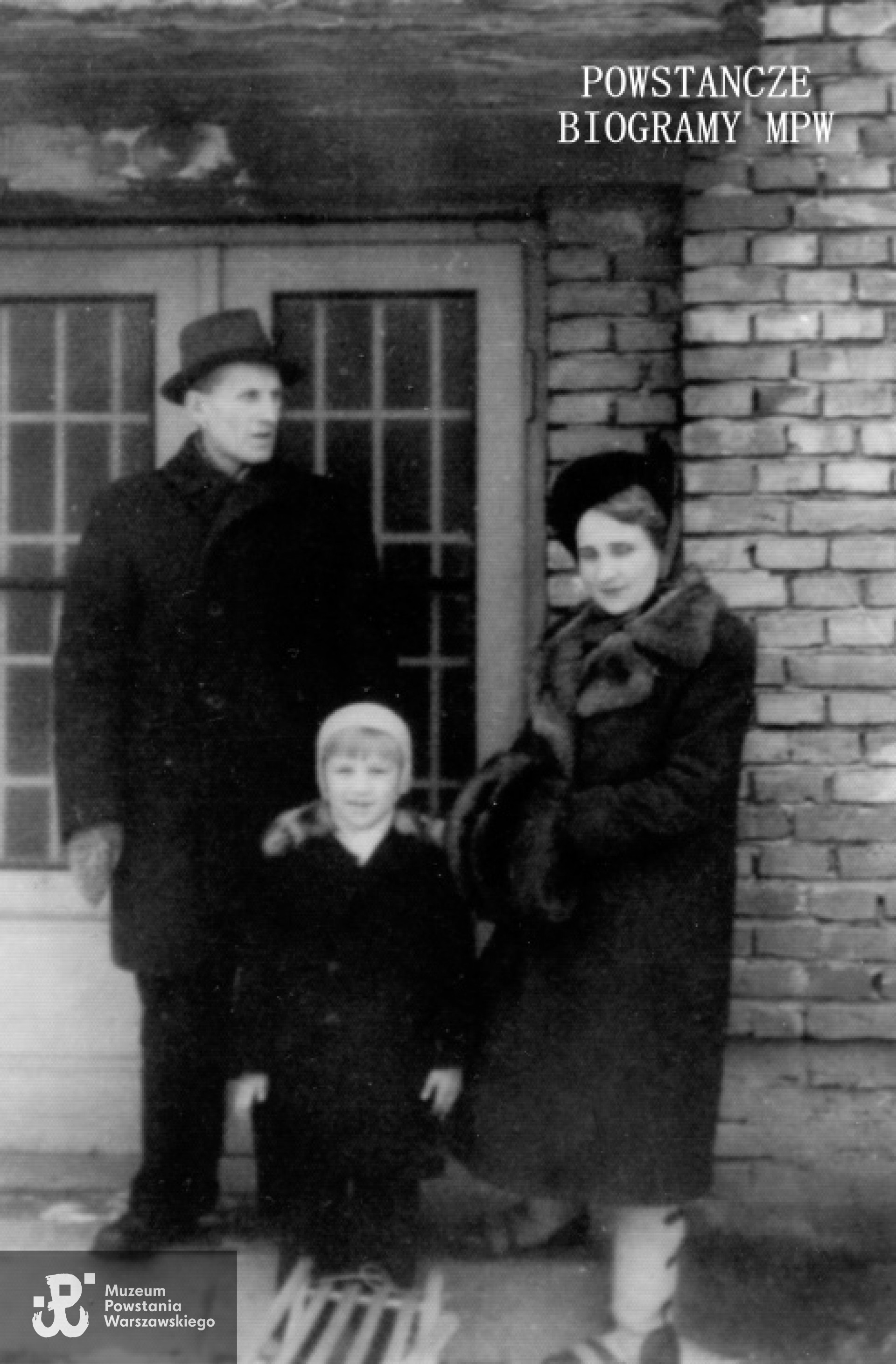 Jerzy z żoną Elżbietą i synem Jackiem. Warszawa, 1943 rok, ulica Kasprowicza. Fot. ze zbiorów rodzinnych syna, p. Jacka Ostrzyckiego.