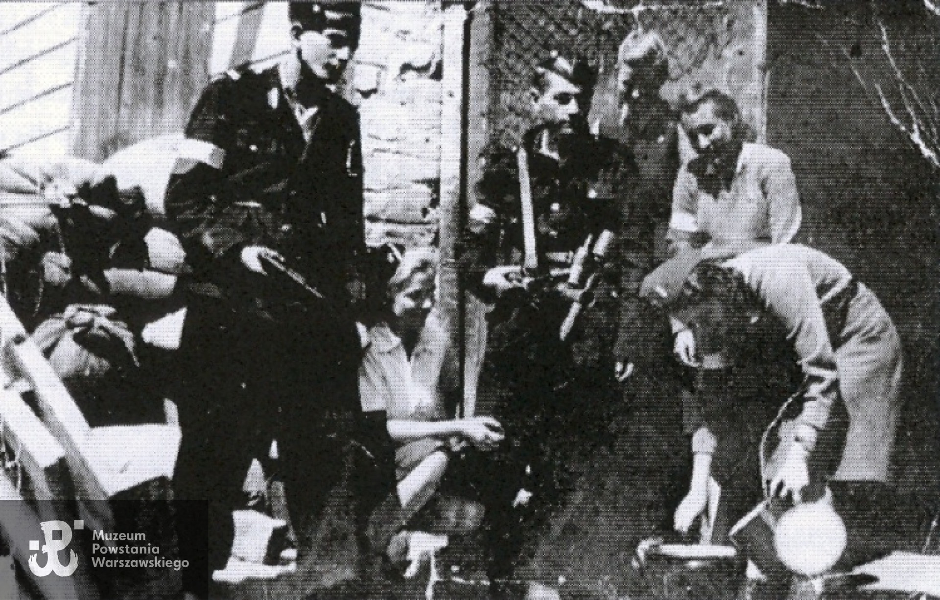 Powstanie Warszawskie - "Milena" stoi trzecia od lewej (w głębi)