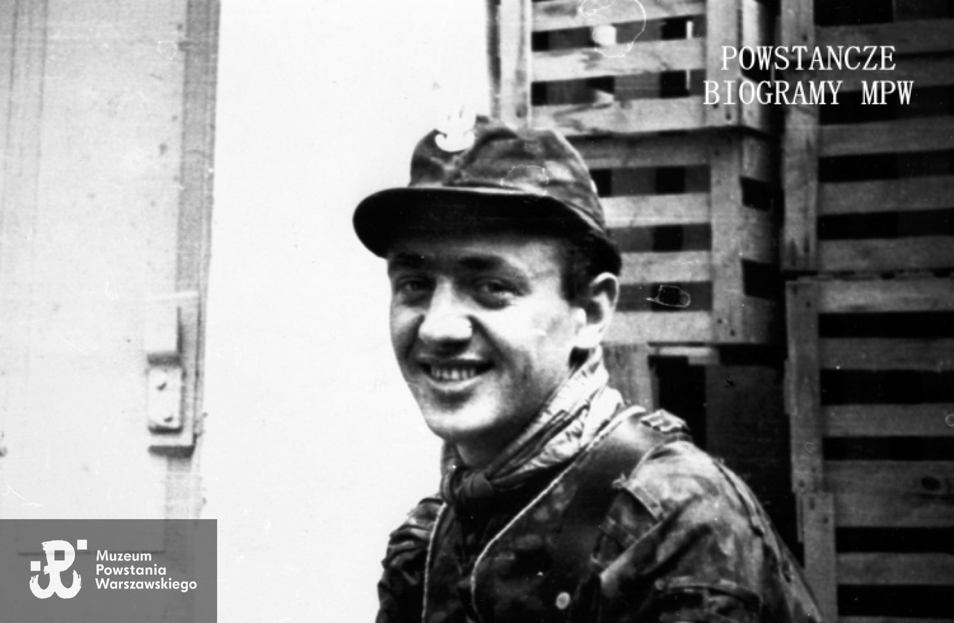 Szer. Kazimierz Piechotka "Jacek" na Woli w czasie Powstania Warszawskiego. Fot. autorstwa Stefana Bałuka. Ze zbiorów MPW, sygn.MPW-IH/3458. Prawa autorskie: Muzeum Powstania Warszawskiego.