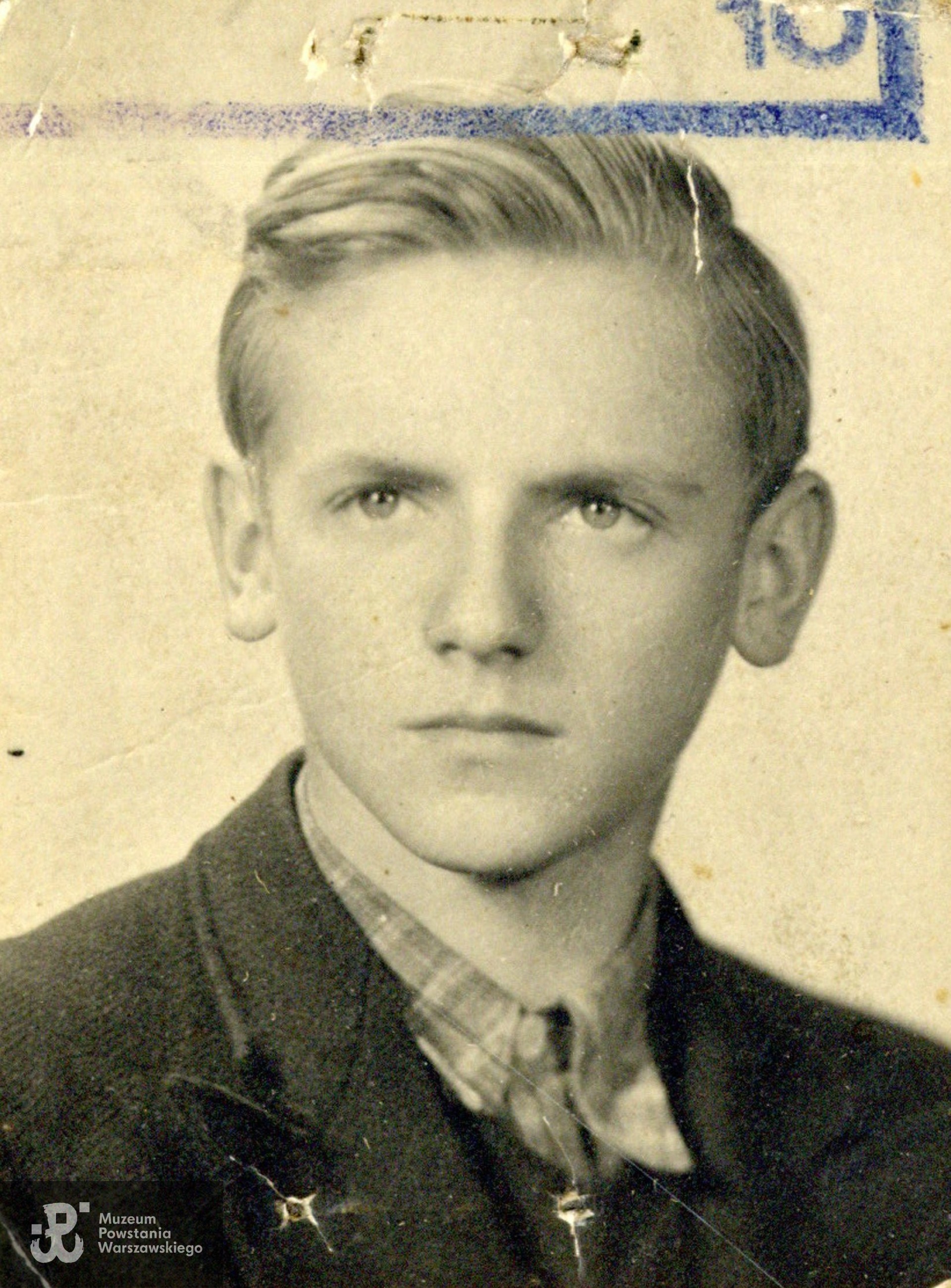 strzelec  Zdzisław Franciszek Dziewoński "Jastrząb" (1927-2025). Fot.  ze zbiorów rodzinnych, do wykonania skanów udostępnili p. Katarzyna i p. Adam Dziewońscy, skan wykonano w Muzeum Powstania Warszawskiego, 04/2025 