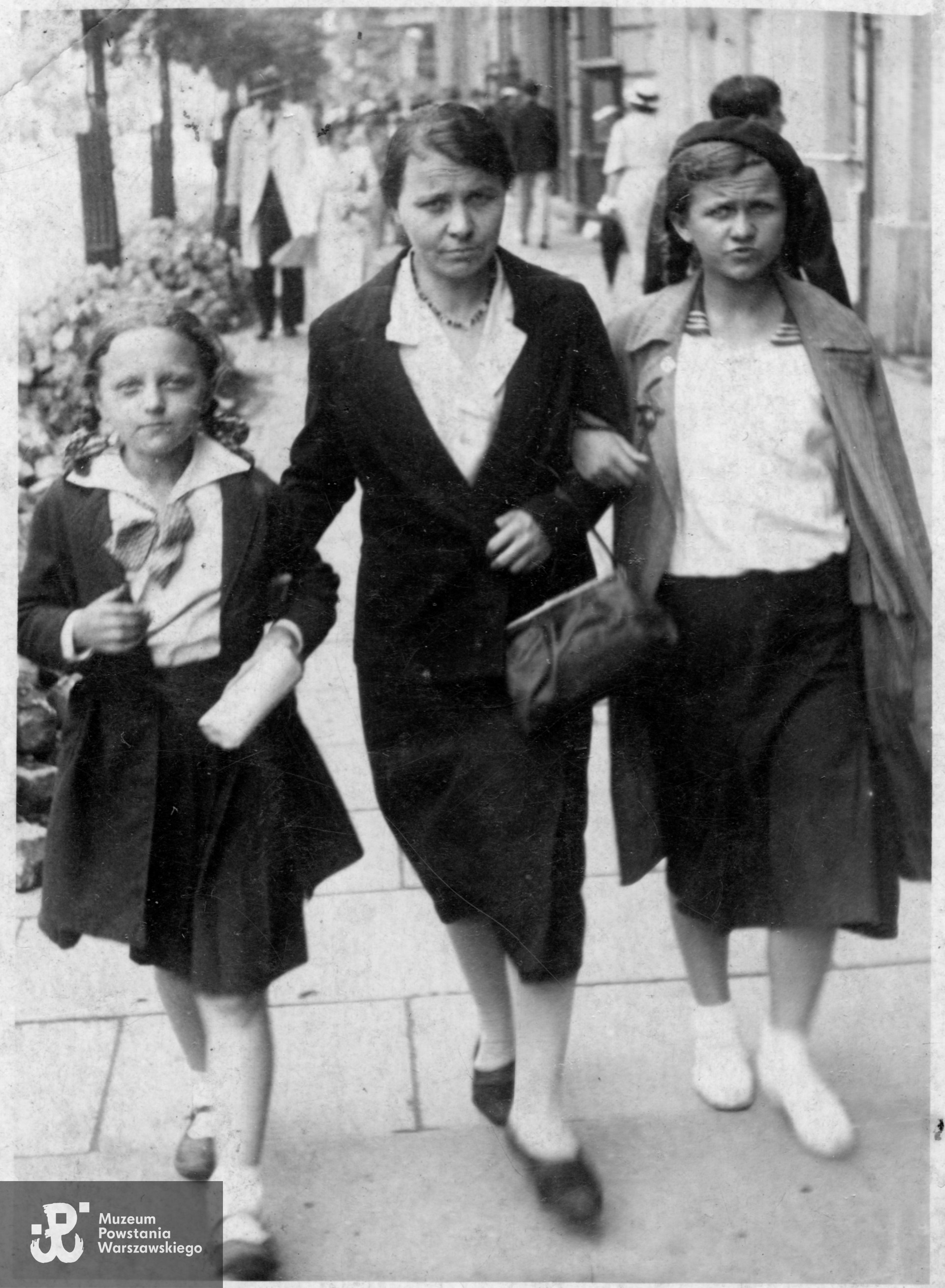 Z matką i siostrą. Fot. ze zbiorów rodzinnych, udostępniła p. Małgorzata Sielska - Piątkowska, siostrzenica. Skany wykonano w Dziale Kombatanta, 08/2024