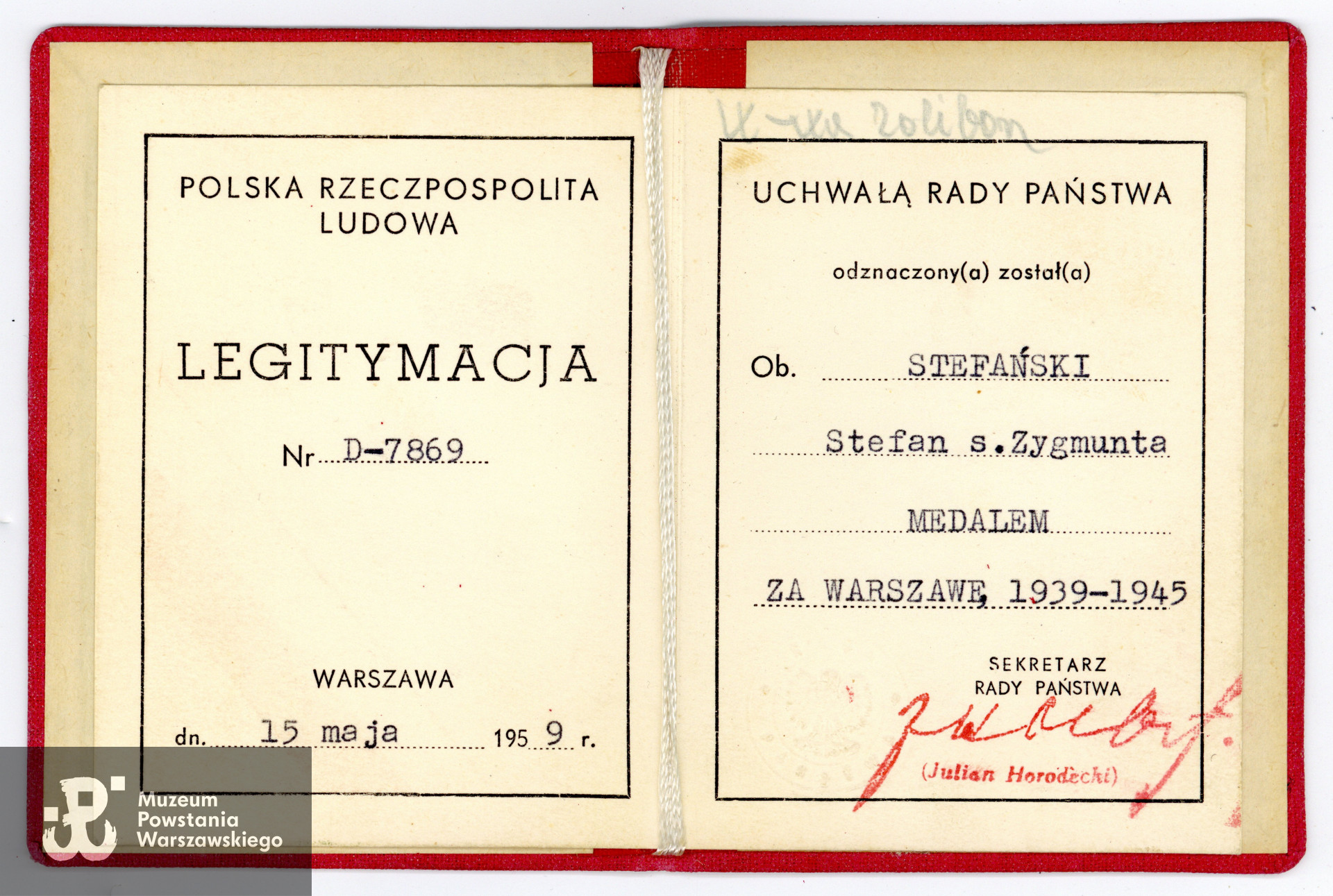 Legitymacja odznaczeniowa - Medal za Warszawę 1939-1945. Ze zbiorów Muzeum Powstania Warszawskiego, sygn. P/5030