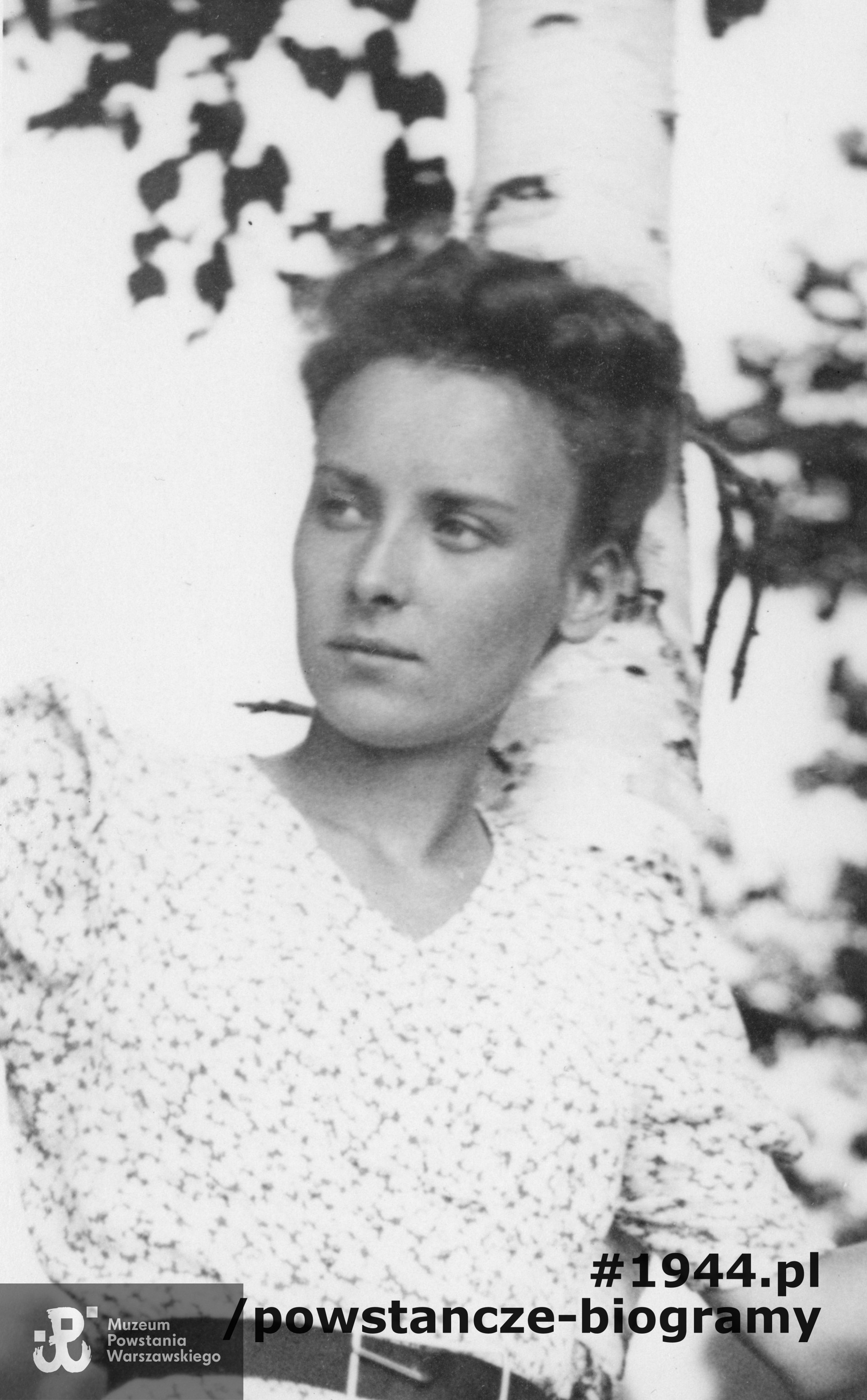 Barbara Zdzienicka. Na rewersie podpis <i>„Moja narzeczona Barbara Zdzienicka, 7 pp "Garłuch", sanitariuszka AK, zginęła w grupie żołnierzy AK w al. Krakowskiej 175 2.08.1944 w godzinach rannych."</i>   Archiwum rodzinne  p. Zdzisława Boratyna - zdjęcia udostępnione przez jego córkę, p. Krystynę Boratyn.