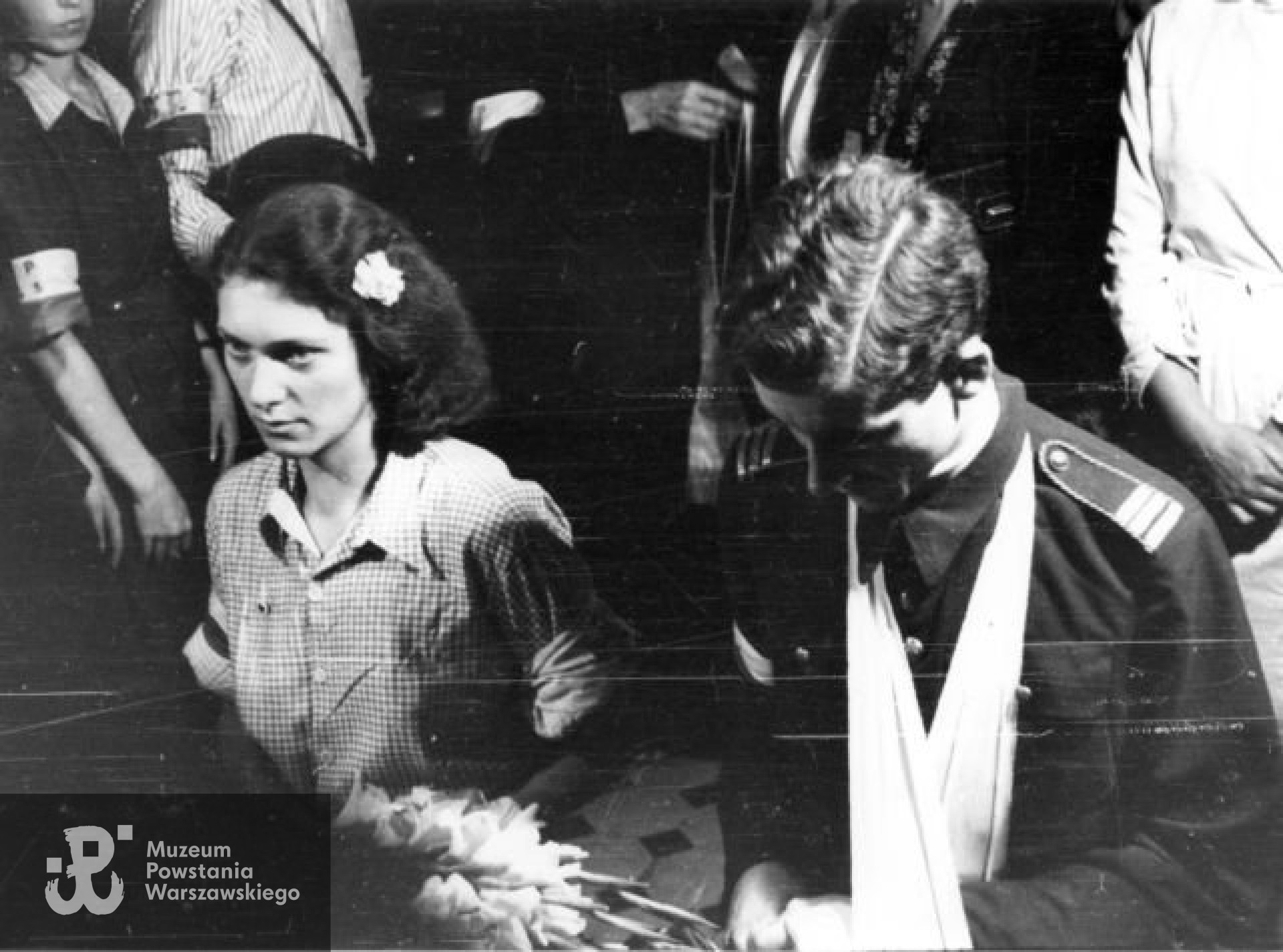 Powstanie Warszawskie, 13.08.1944 - ślub sanitariuszki Alicji Treutler „Jarmuż” i podchorążego Bolesława Biegi „Pałąka” udzielony przez ks. Wiktora Potrzebskiego „Corda” w kaplicy przy ulicy Moniuszki 11. Fot. ze zbiorów Muzeum Powstania Warszawskiego. Autorem  zdjęcia jest Eugeniusz Lokajski „Brok"