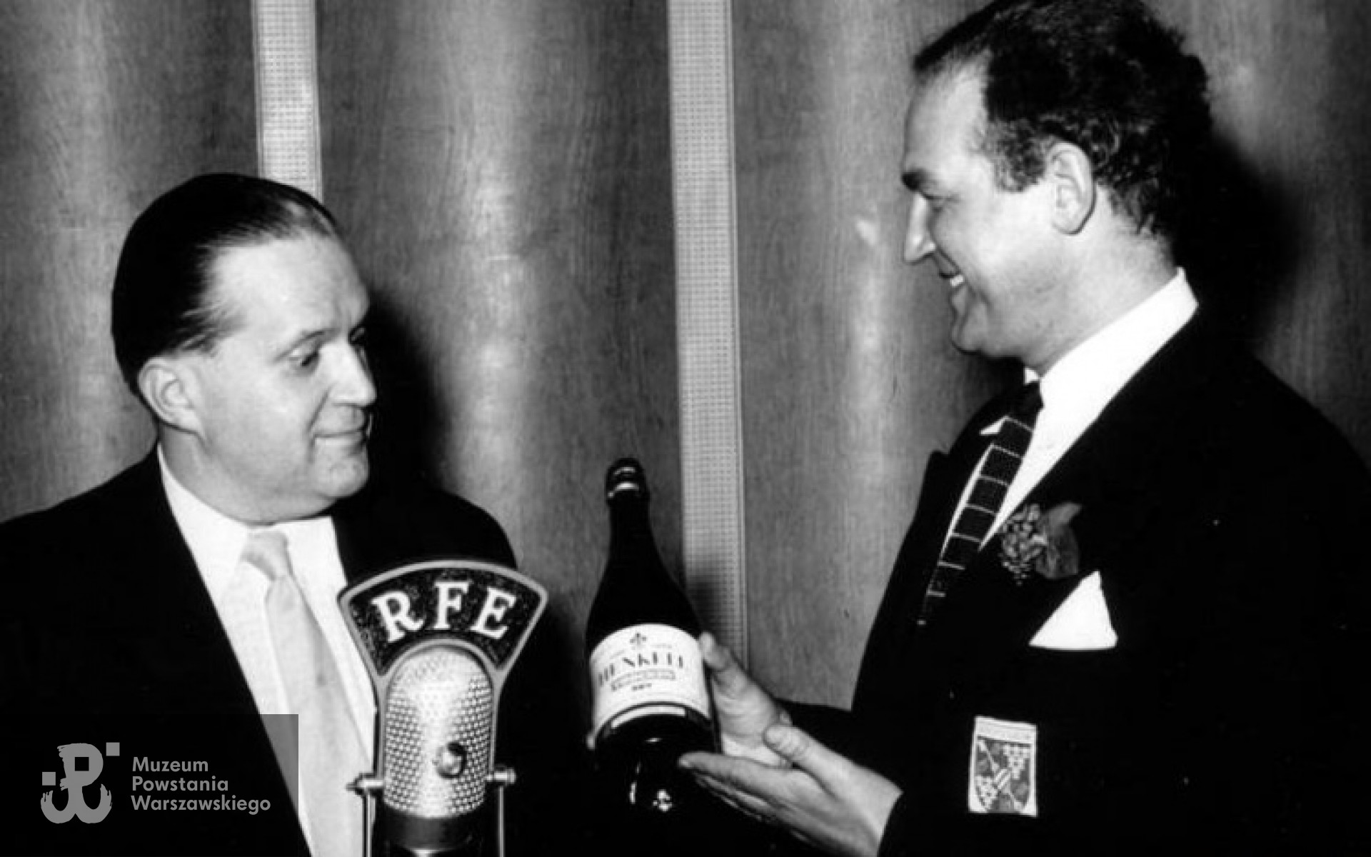 "Podwieczorek przy mikrofonie". Od lewej: Wiktor Budzyński i Jan Markowski. Zdjęcie NAC, sygn. 36-178-6