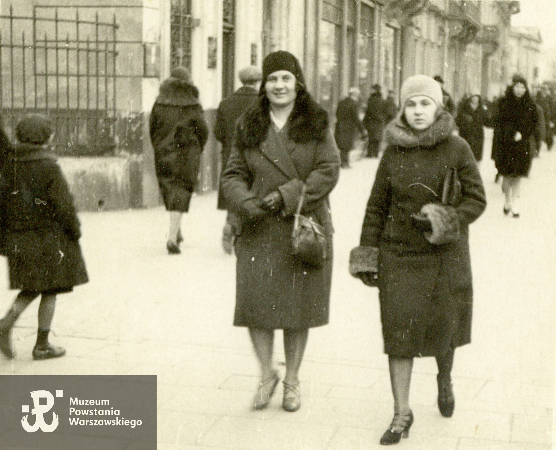 Fot. ze zbiorów rodzinnych, udostępnił p. Marek Szyc, wnuk Adama Piekarskiego, bratanka Jadwigi Piekarskiej.  Skany wykonano w Muzeum Powstania Warszawskiego we wrześniu 2023.