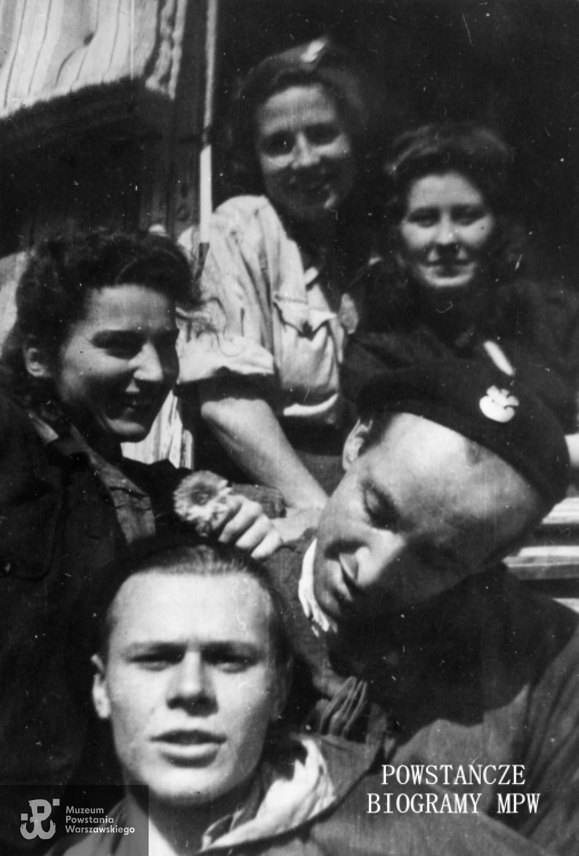 Fotografia z Powstania Warszawskiego. Żoliborz. Żołnierze zgrupowania "Żmija". Od lewej: NN, strz. Andrzej Krauze "Andrzej", ppor. Jerzy Wróbel "Stefan", łącz. Irena Maria Adwentowska "Maria", łącz. Czesława Włoczewska-Antonowicz "Iza". Ze zbiorów MPW,sygn. MPW-IK/1758