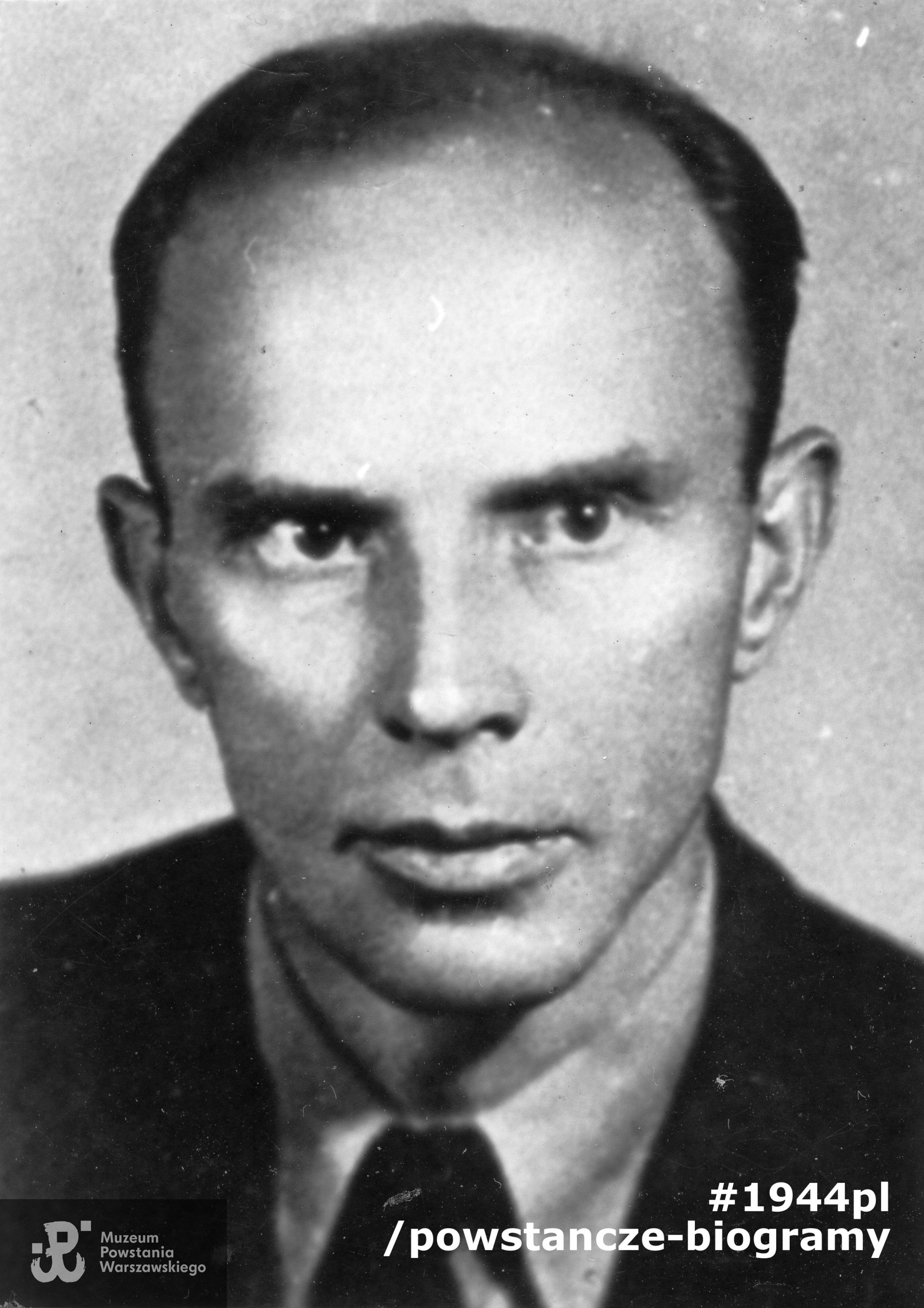 ppor. Tadeusz Magier "Żytomirski", dowódca plutonu 202, fotografia portretowa. Źródło: Ewidencja żołnierzy 21. Warszawskiego Pułku Piechoty im. Dzieci Warszawy. Fot. ze zbiorów Muzeum Powstania Warszawskiego, sygn. MPW-IP/5491