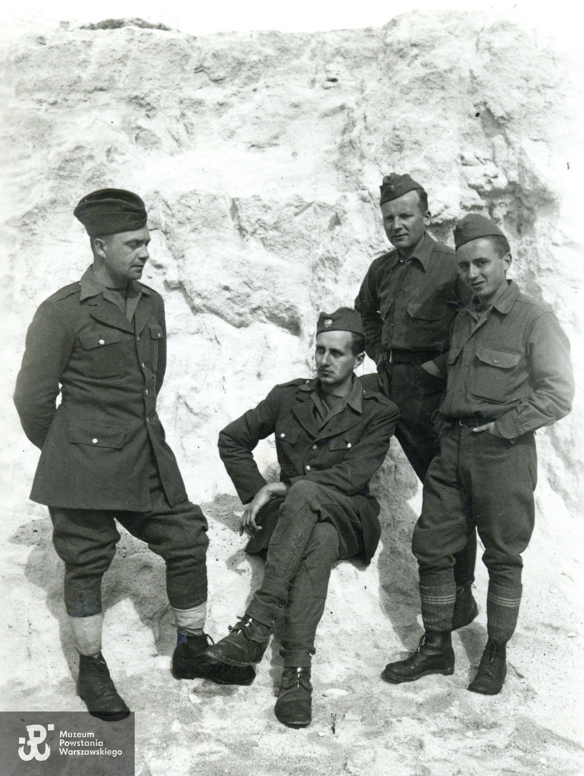  Żołnierze polscy  w Bad Harzburg, obóz w Harlingerode, od lewej NN, Zygmunt Raczyński „Zygmuś” (siedzi), za nim Feliks Kukulski , obok Stanisław Ślubowski „Zdziś" vel "Tuptuś (pierwszy z prawej).  Fotografia pochodząca ze spuścizny po Zygmuncie Janie Raczyńskim ps. Zygmuś, udostępnił p. Jerzy Raczyński, syn Powstańca