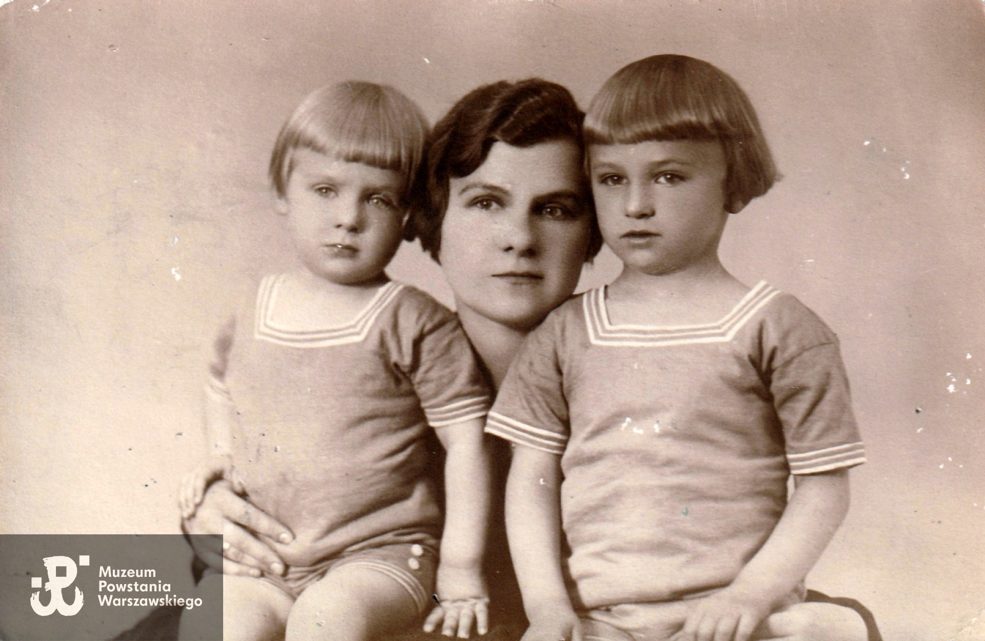 Fotografia z dzieciństwa: bracia Leo z matką Czesławą Leo z Przasnyskich, lata 20-te XX w. Z lewej Włodzimierz,  z prawej Zbigniew. Fot. ze zbiorów rodzinnych, skan udostępniła p. Julia Sielicka-Jastrzębska, wnuczka Zbigniewa Leo ps. Byk.