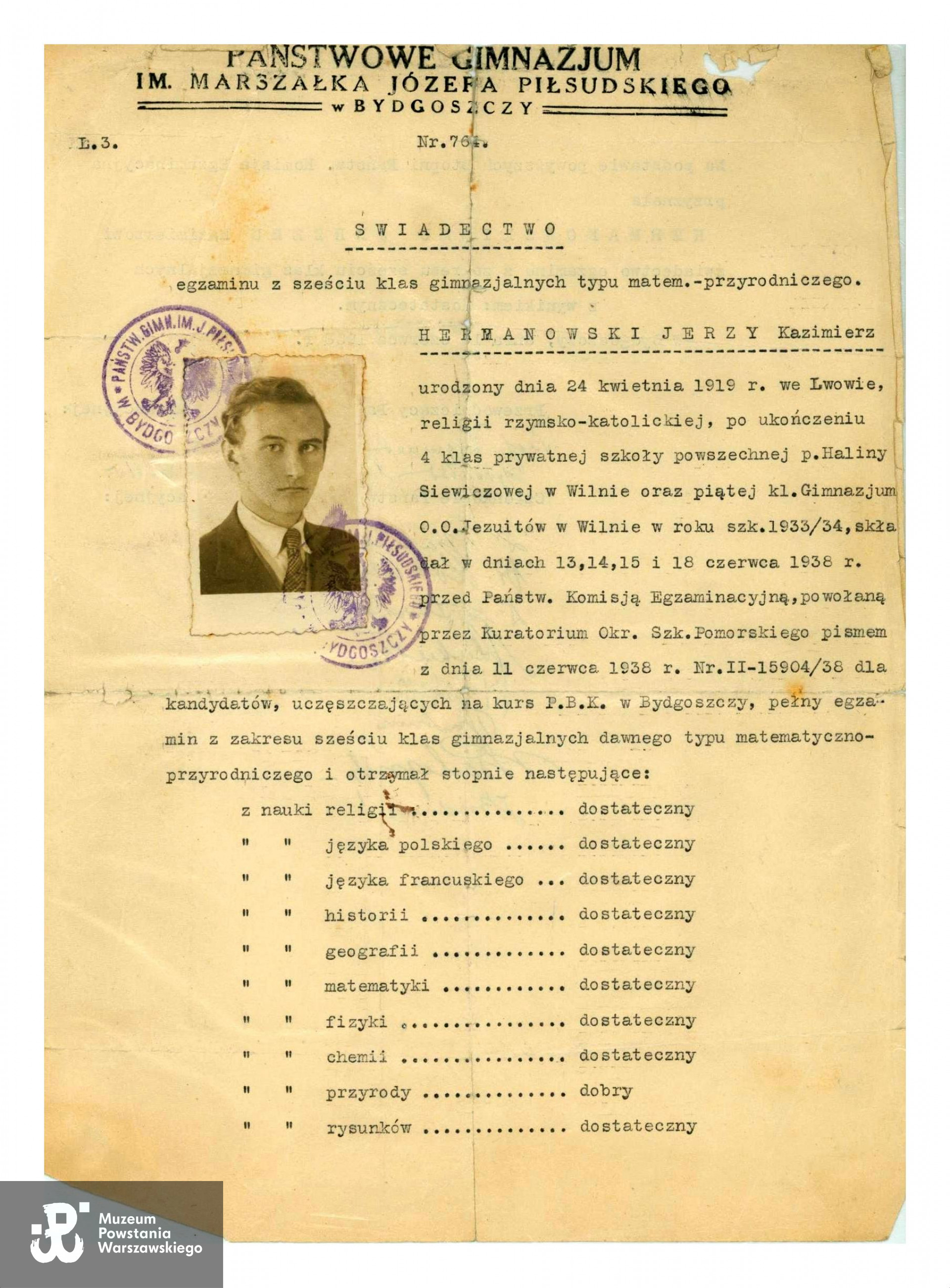 Świadectwo ukończenia Państwowego Gimnazjum im. Marszałka Józefa Piłsudskiego w Bydgoszczy. Ze zbiorów rodzinnych p. Ewy Mączewskiej z domu Jastrzębiec - Hermanowskiej.