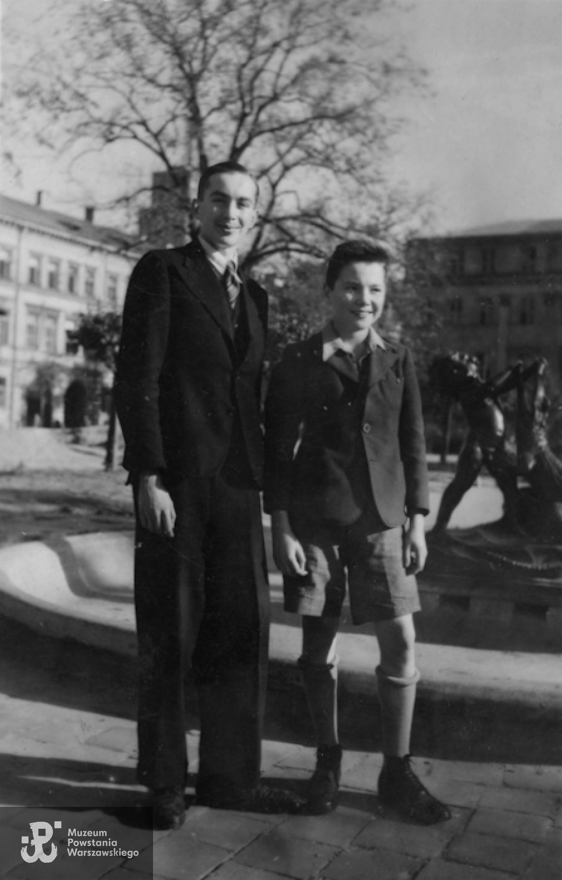 Plac Dąbrowskiego w Warszawie, 1942 rok. Tadeusz Rolke stoi z prawej strony. Źródło: Archiwum Tadeusza Rolke.