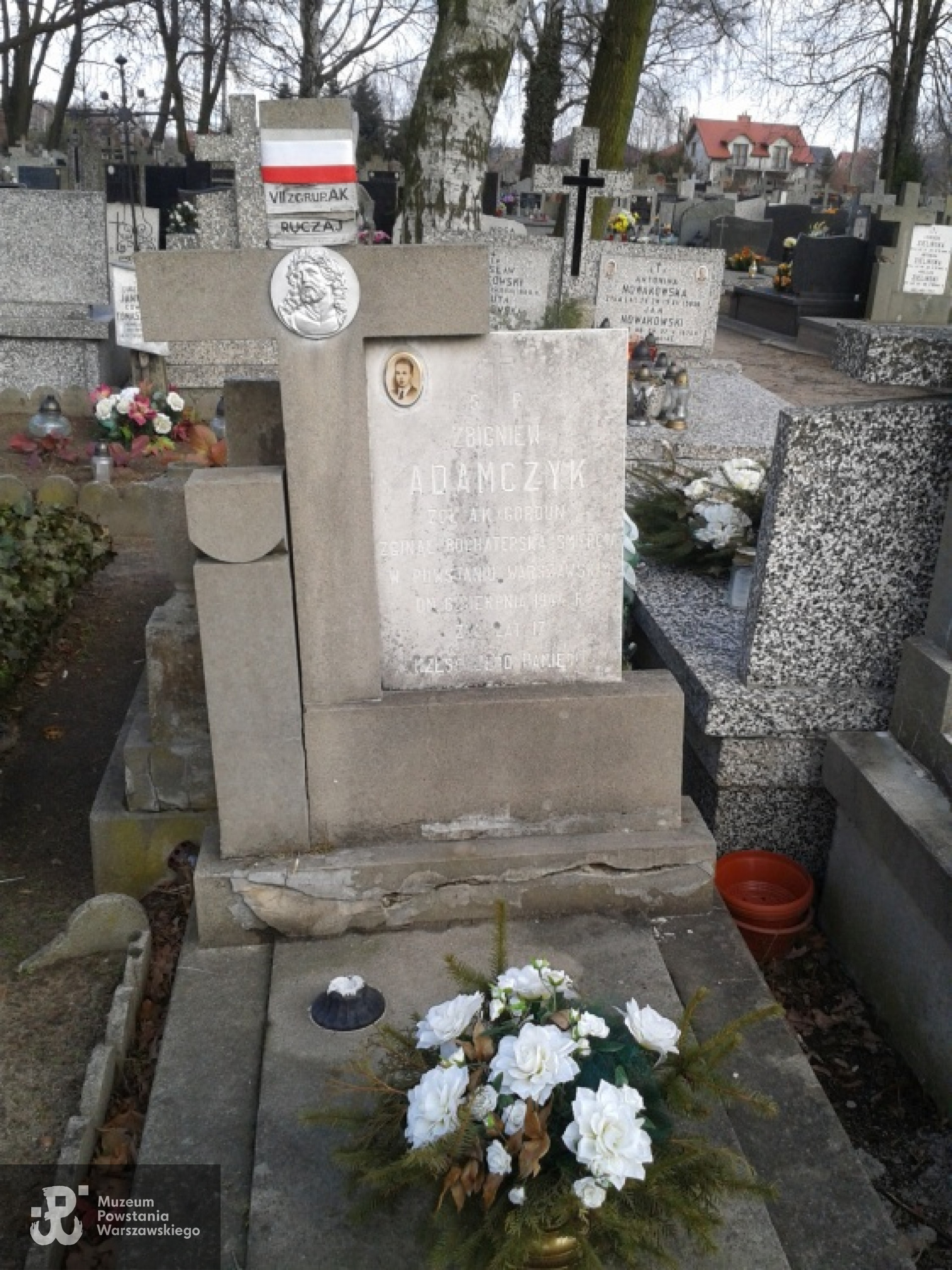 Mogiła Zbigniewa Adamczyka na cmentarzu parafialnym w Żyrardowie. Fot. Mariusz i Paulina Skrońscy.