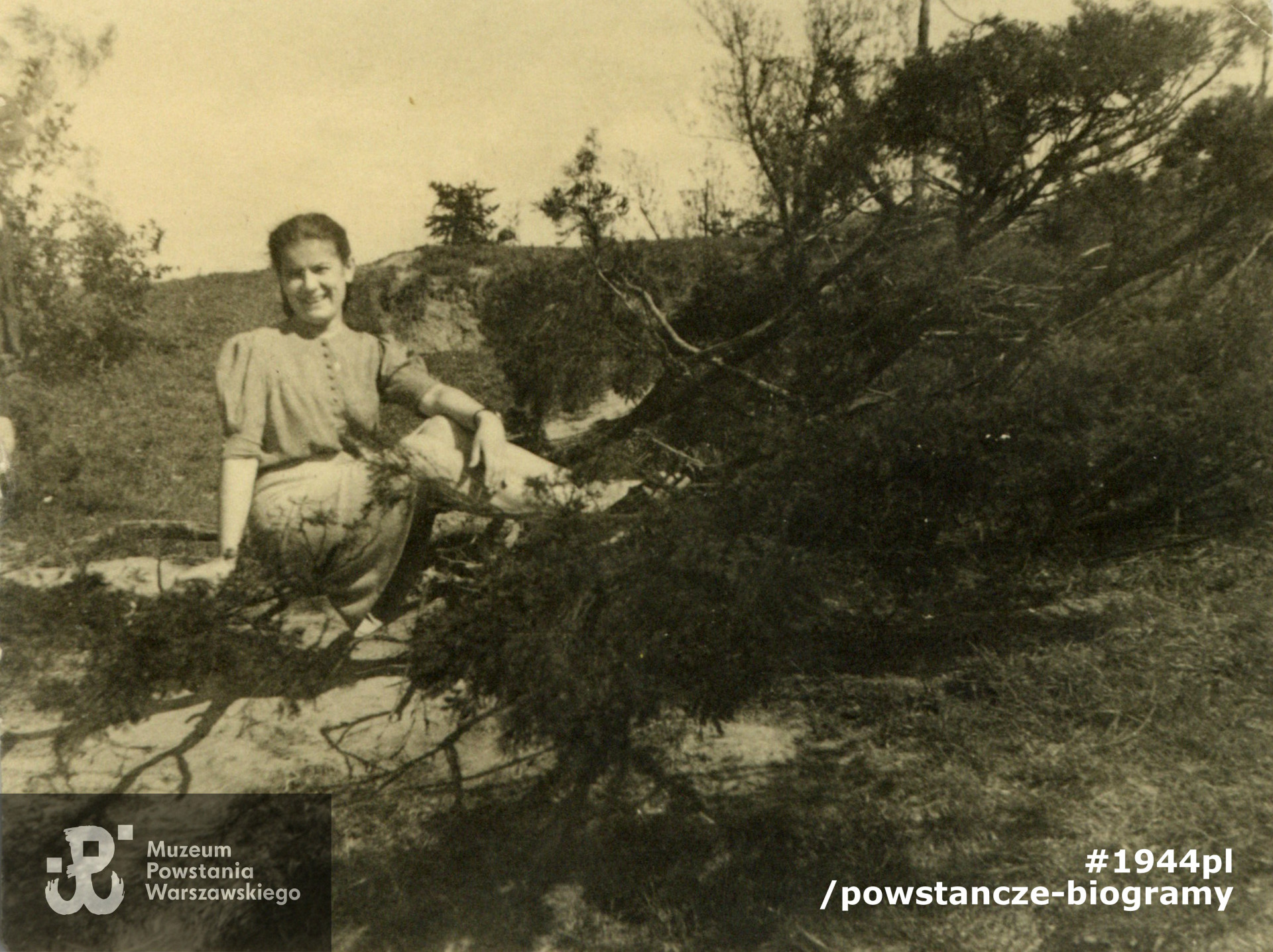 W Ogrodzie Ujazdowskim, kwiecień 1944 r. Fot. ze zbiorów Muzeum Powstania Warszawskiego, sygn. P/9130 