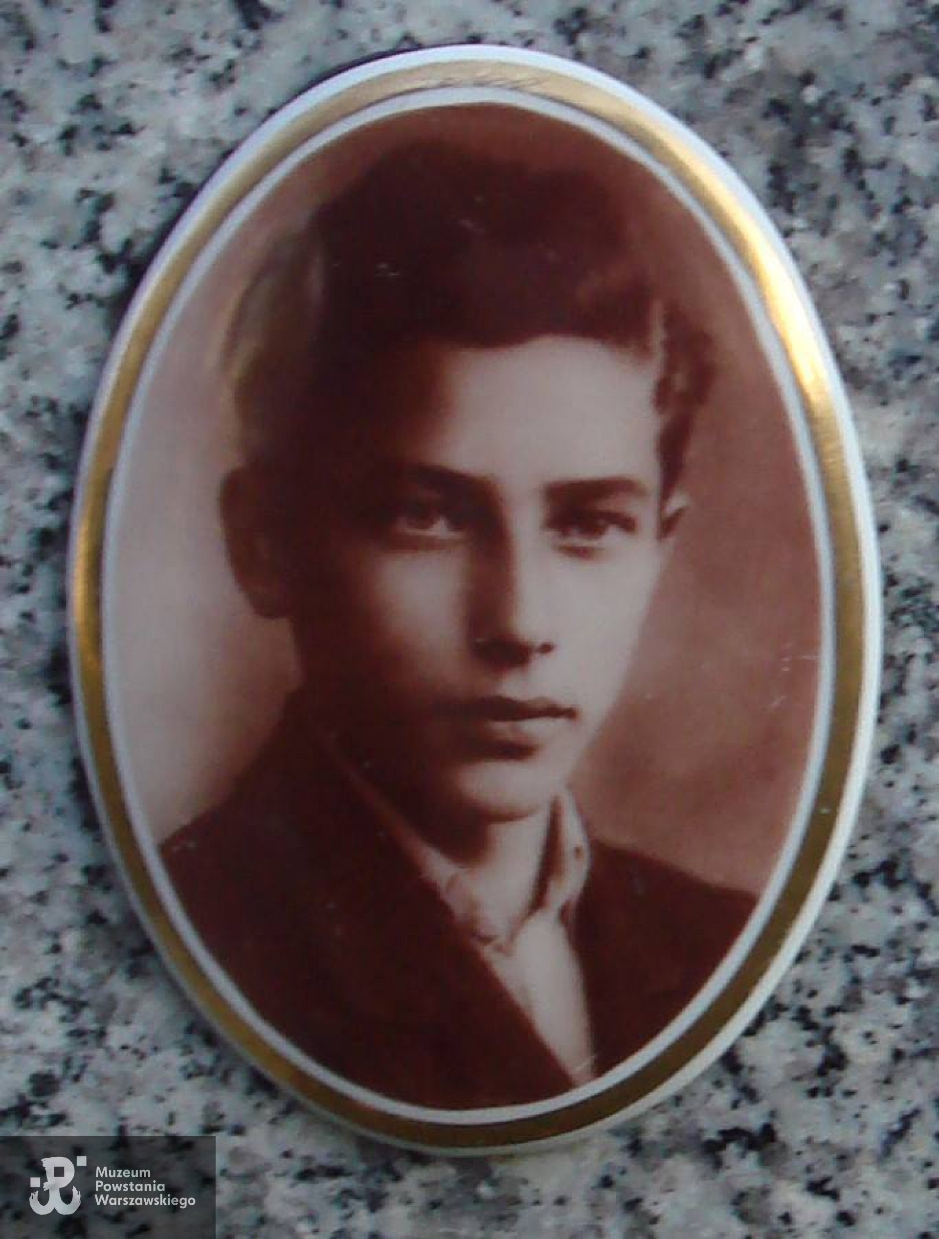 Fotografia Romana umieszczona na grobie na Cmentarzu Parafialnym w Pruszkowie. 