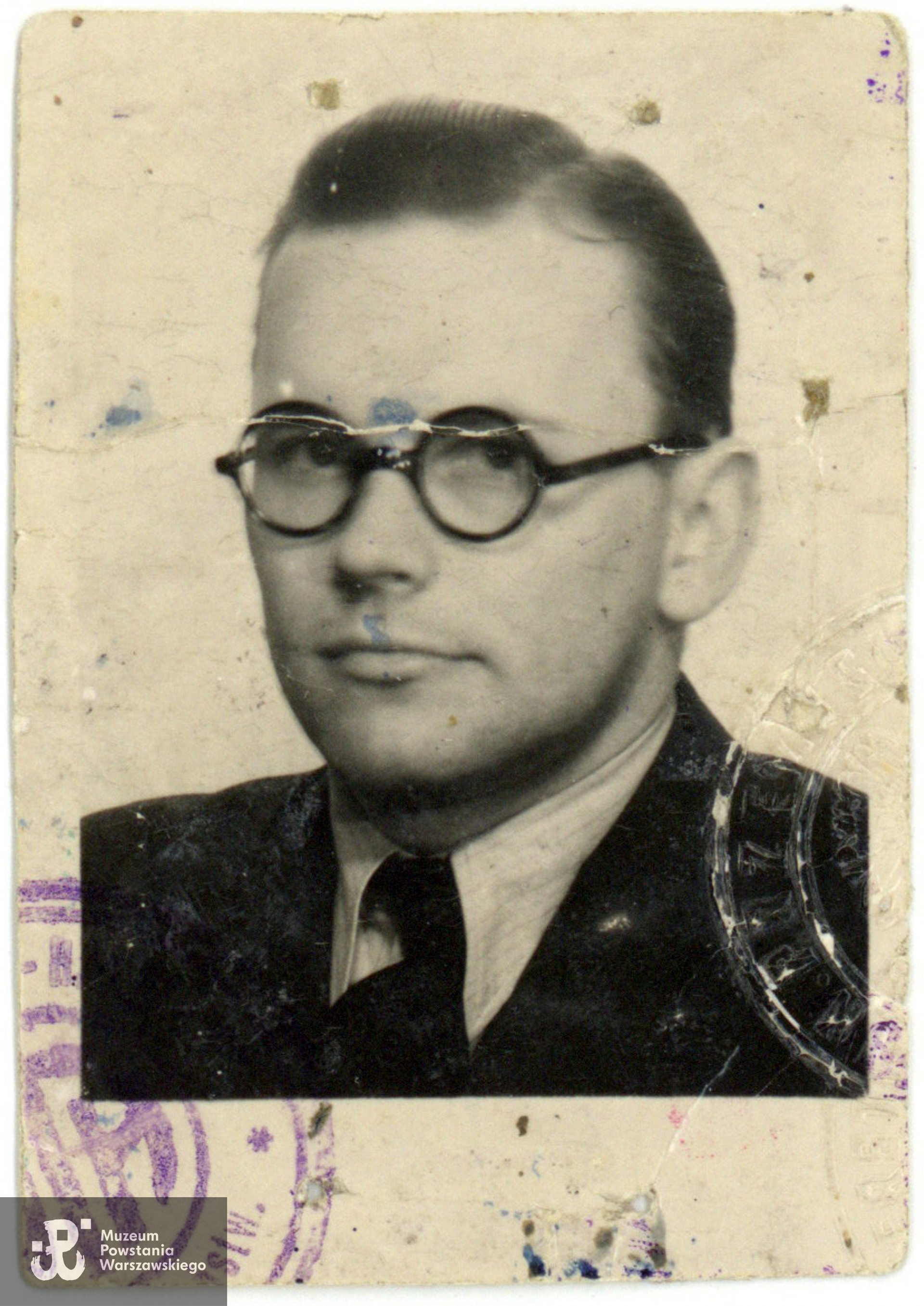 strz. Stanisław Marian Poławski "Wróbel" (1920-1967). Fot. z archiwum rodzinnego p. Pawła Poławskiego, syna Powstańca. Skan wykonano w Muzeum Powstania Warszawskiego w grudniu 2023. 