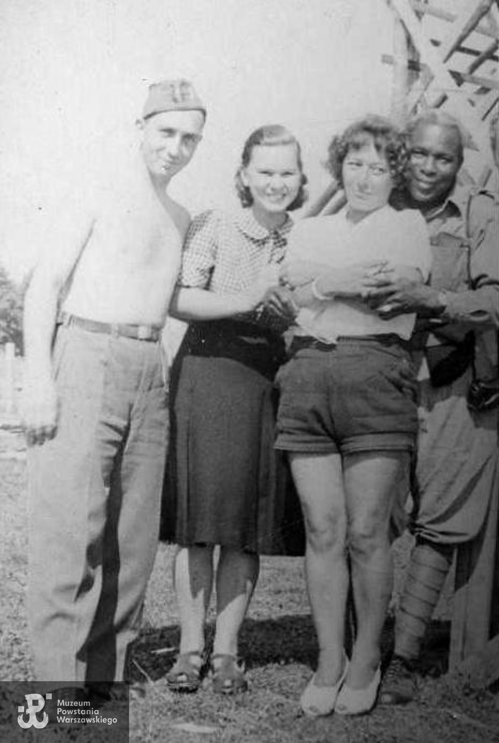 Zdjęcie wykonane  najprawdopodobniej na planie filmowym "Żołnierza zwycięstwa" (1953) w reżyserii Wandy Jakubowskiej. Skan udostępniony Pokojowi Kombatanta MPW przez córki.