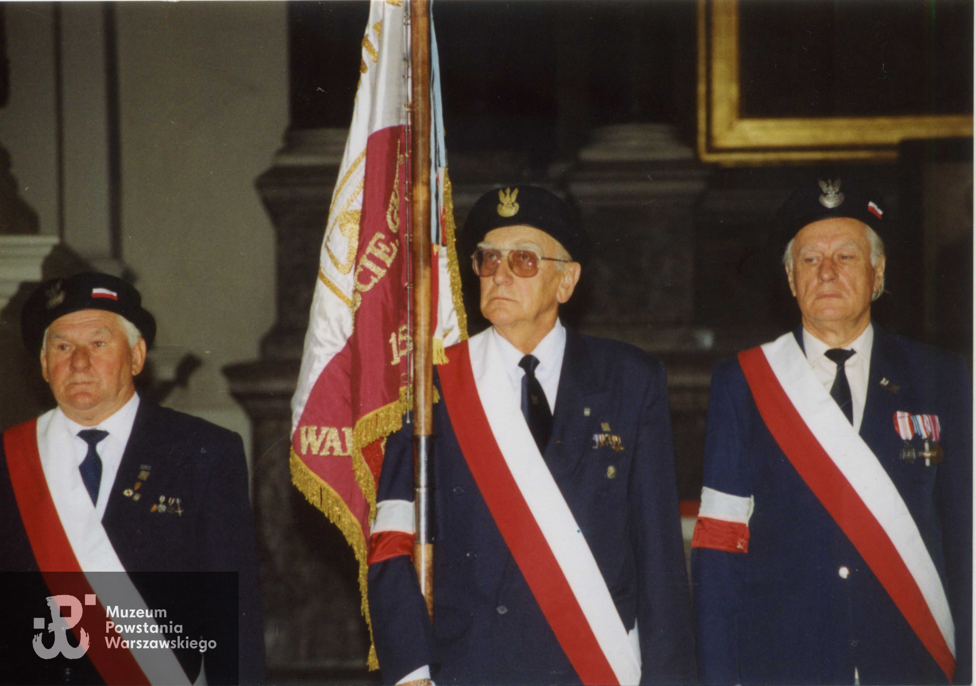 Z Jerzym Czubą przy poczcie sztandarowym Zgrupowania "Gurt". Z archiwum rodzinnego Włodzimierza Kotuniaka / archiwum 2 HBAP "Żbik"