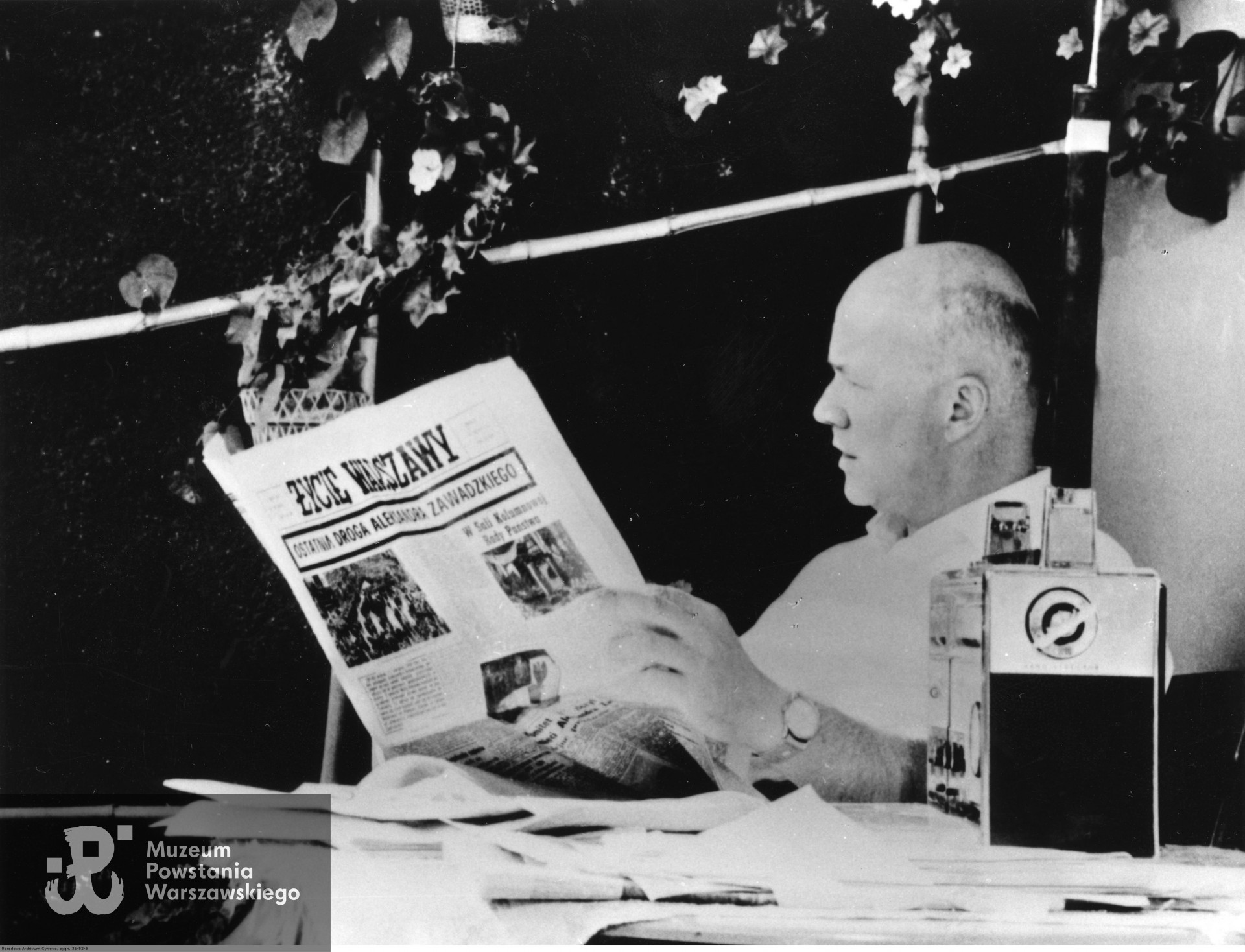 Fotografia z okresu powojennego: Jan Nowak Jeziorański podczas lektury gazety codziennej "Życie Warszawy". Fot. ze zbiorów Narodowego Archiwum Cyfrowego (NAC) <i>www.audiovis.nac.gov.pl</i>