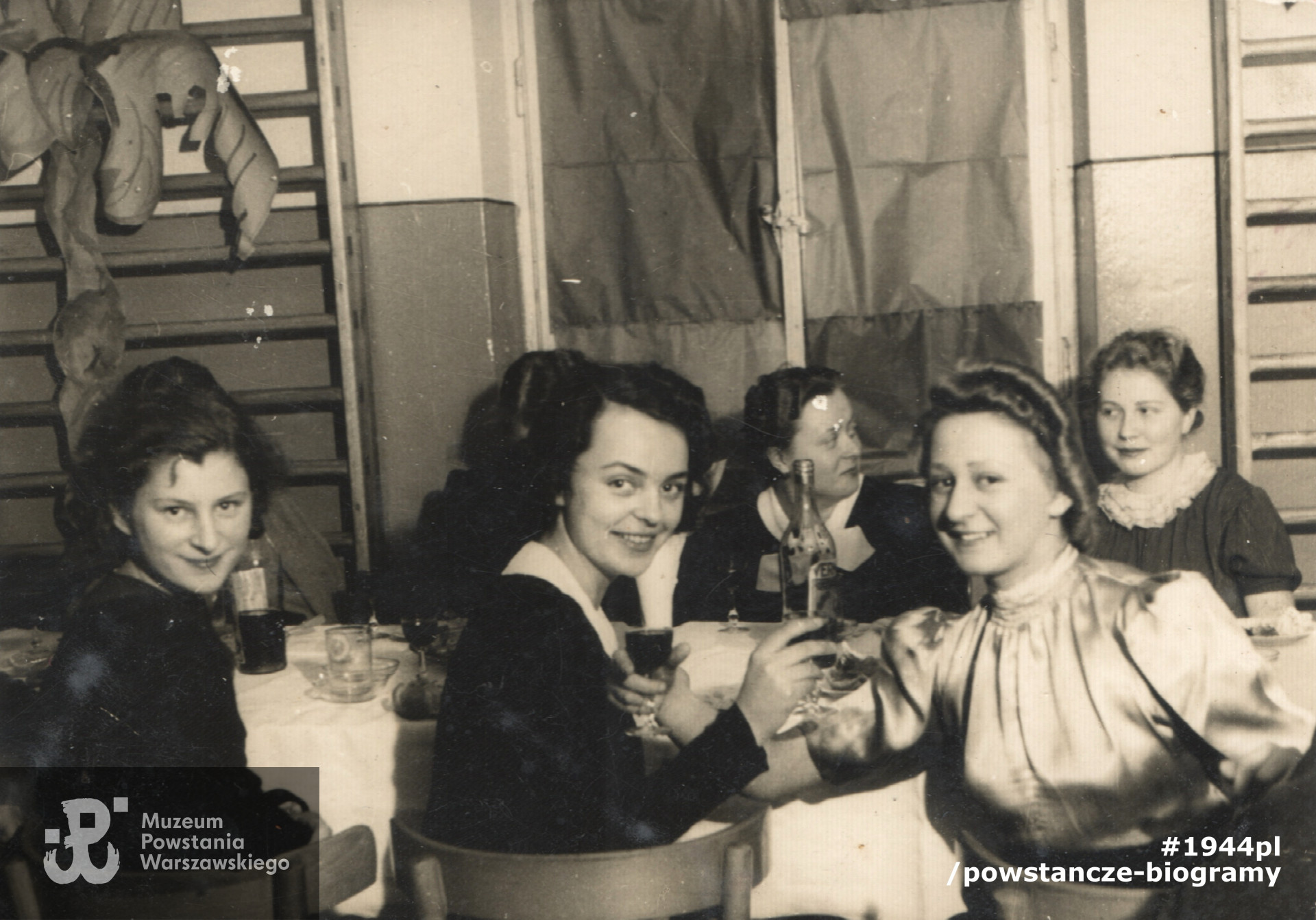 Adela - "Andelcia" z koleżankami - pierwsza od prawej, z tyłu.  Fot. ze zbiorów rodzinnych, udostępnił p. Michał Turski