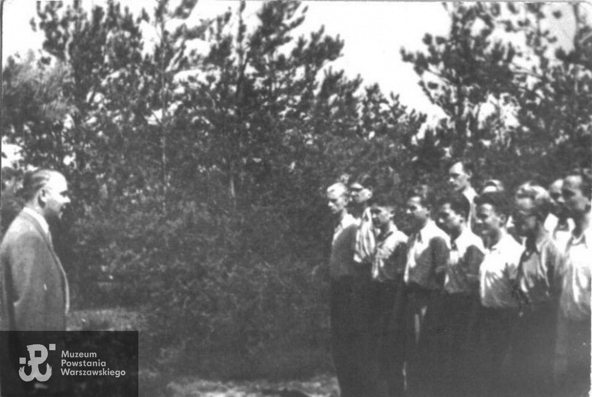 Promocja IV turnusu Szkoły Podchorążych Rezerwy Piechoty "Agricola"; przed frontem stoi  por. "Gustaw" Eugeniusz Konopacki, komendant Centrum Wyszkolenia Wojskowego Szarych Szeregów. Fot. archiwum rodzinne