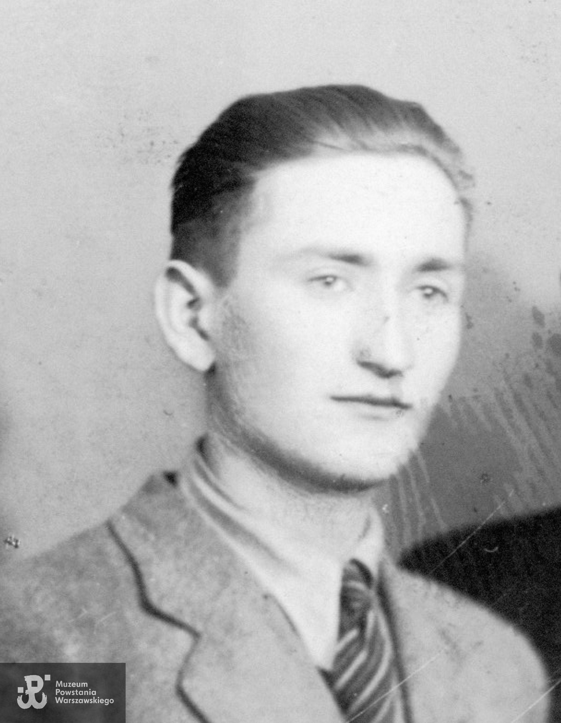 st. strz. Edward Cwajda ps. Amper (1925-1944). Fragment szerszego ujęcia. Ze zbiorów rodzinnych p. Hanny Młodziejewskiej, bratanicy Witolda Młodziejewskiego ps. "Chaber" 