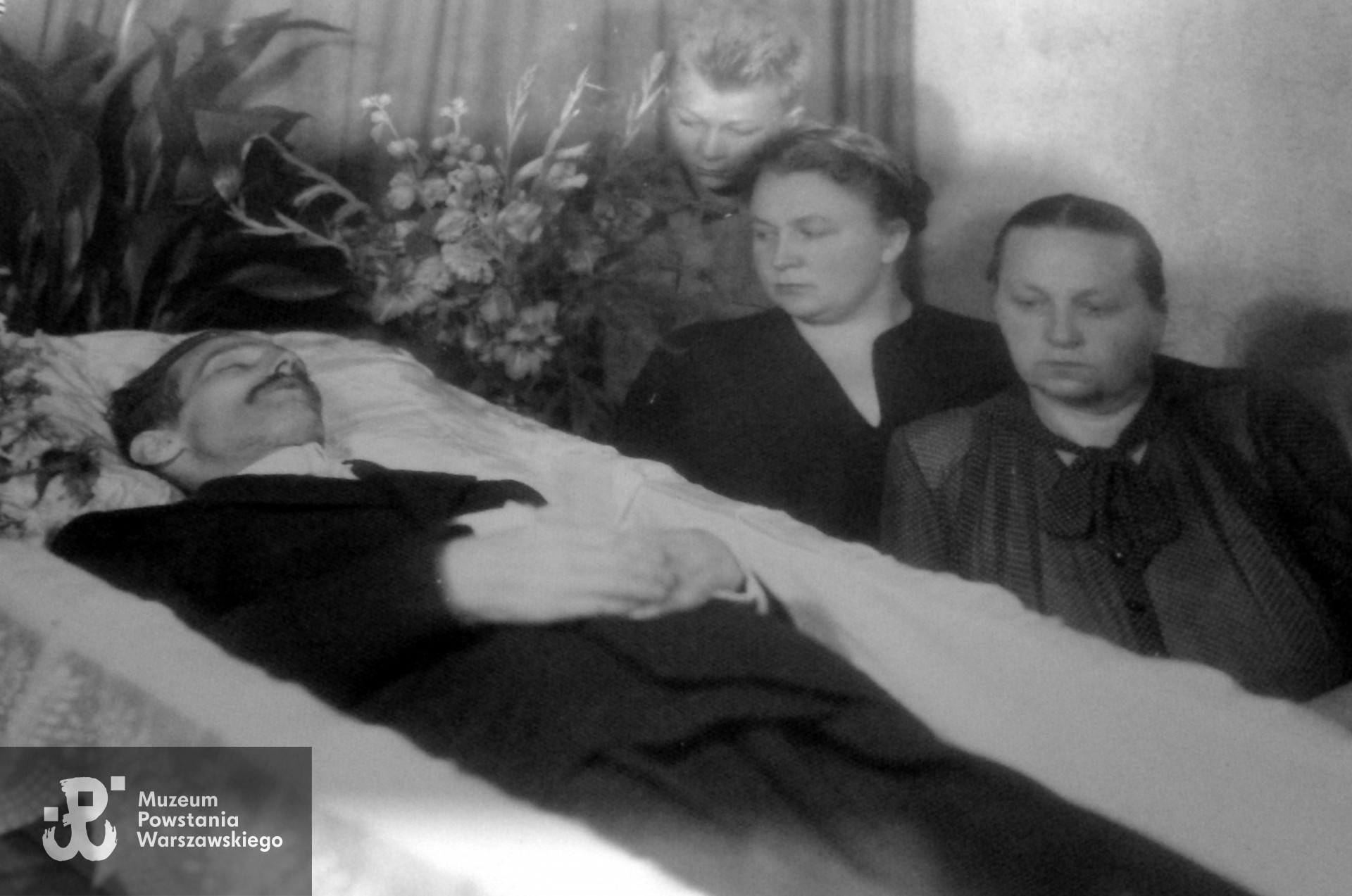 Przy trumnie   najstarszy  syn zmarłego, Jerzy Dudak, wdowa  Dorota (Dora) Dudak z  Żywickich  herbu Drzewica i matka "Dory" - Aleksandra Żywicka z domu Szlemin. Fot. ze zbiorów rodzinnych nadesłała p. Mieczysława Rybarczyk z d. Pukalska