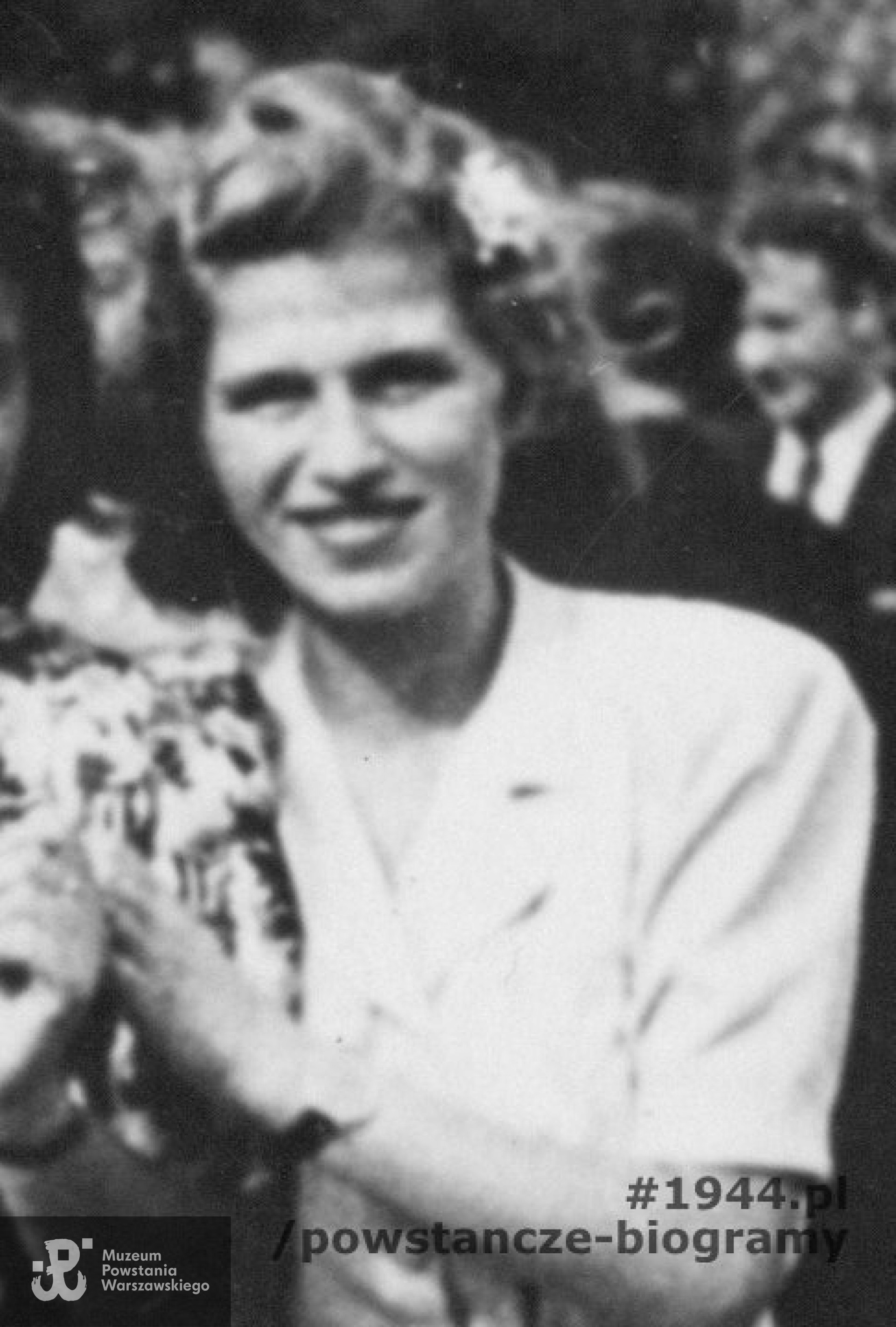 Irena Tyrawska ps. "Traf" (1923-1945) - powiększony fragment poprzedniego ujęcia. Fot. ze zbiorów Muzeum Powstania Warszawskiego - materiały Jana Rockiego 