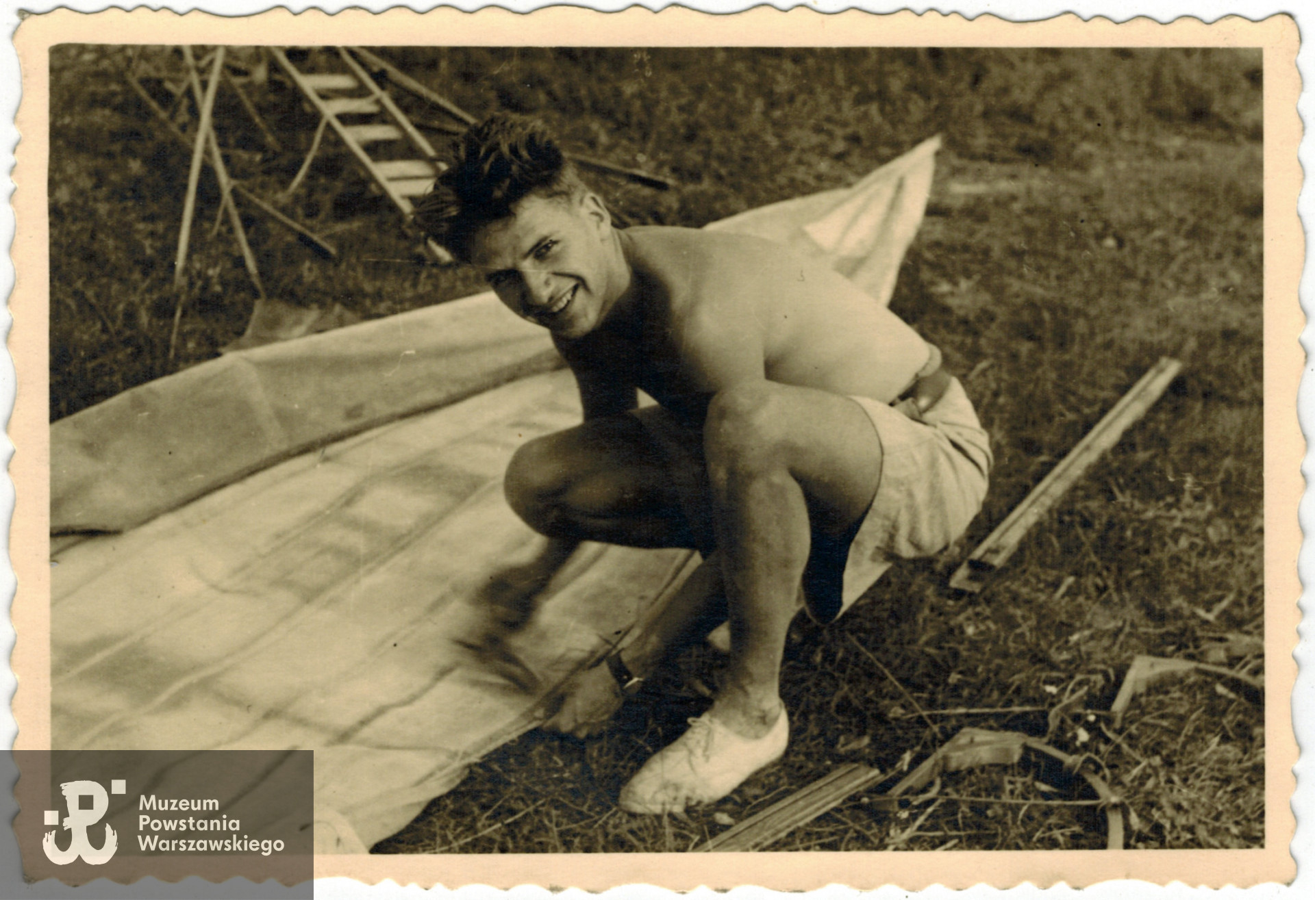 Andrzej Kazimierz Zieliński "Zbyszewicz" - okres okupacji niemieckiej. Fotografia pochodząca ze spuścizny po Wandzie Medwadowskiej, po wojnie Maciejewskiej, wojennej sympatii Andrzeja. Fot. ze zbiorów rodzinnych, skan udostępniła p. Anna Jedynak, córka Wandy Maciejewskiej