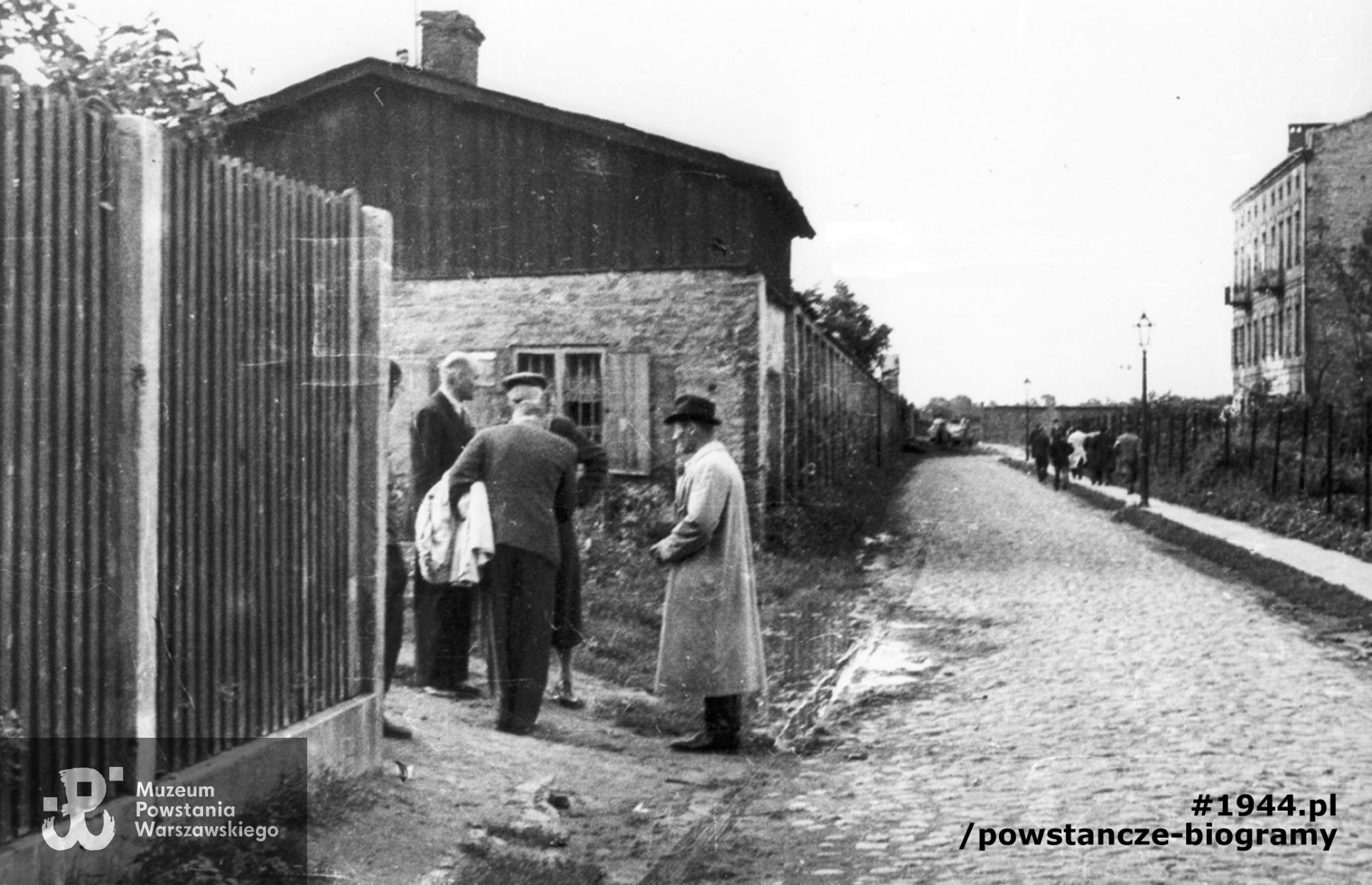  Powstańcy oczekujący na koncentrację w rejonie cmentarza ewangelicko-augsburskiego. Pierwszy z prawej ppor. Stanisław Bąk "Burza", odwrócony plecami stoi kpt. Zbigniew Szarama "Herse" zastępca dowódcy Batalionu. Autorem zdjęcia jest Stefan Bałuk. Ze zbiorów Muzeum Powstania Warszawskiego, sygn. MPW-IH/3409. Prawa autorskie MPW