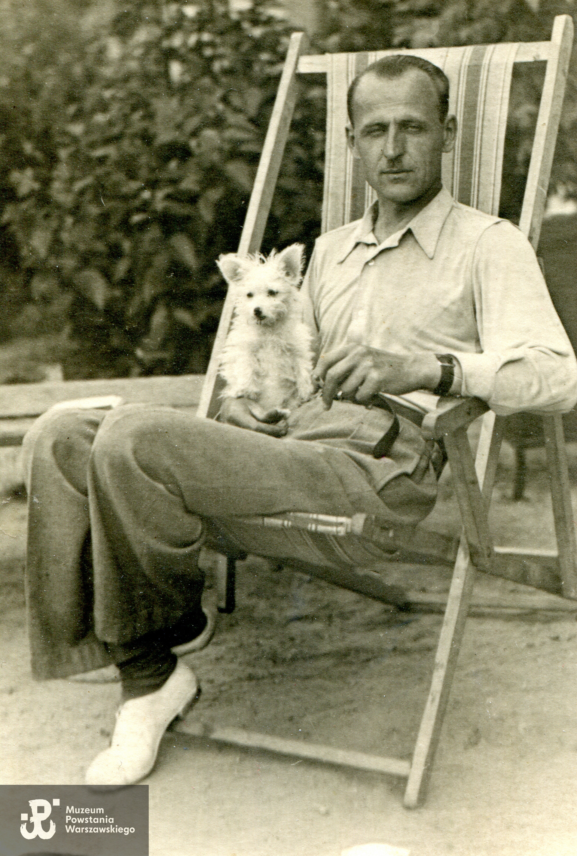 Warszawa, 1943 rok, Jan Iwański z pieskiem, na Żoliborzu przy ul. Suzina.  Fot. ze zbiorów rodzinnych, skan udostępniła p. Małgorzata Szczawińska, córka Powstańca